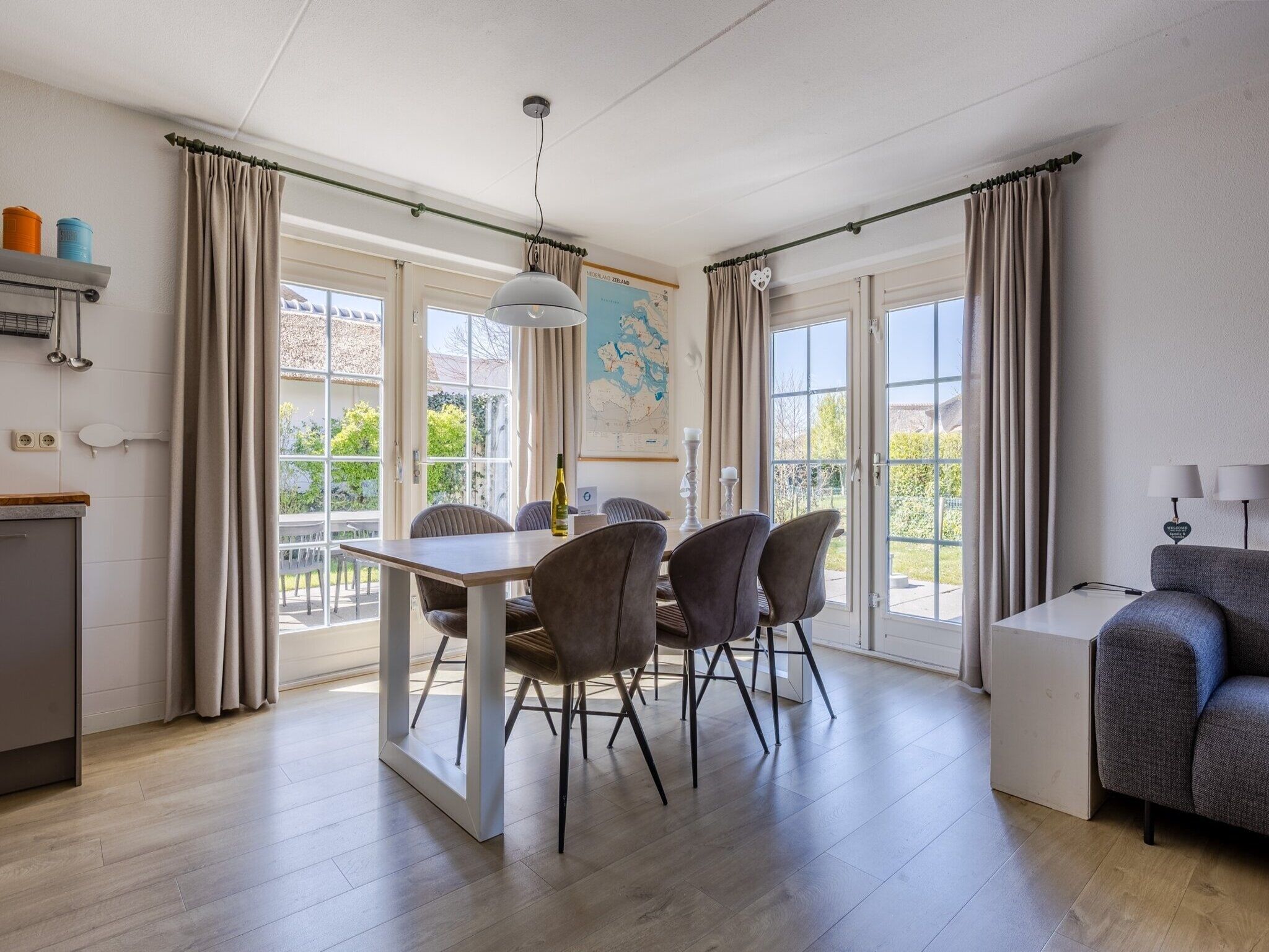 De eetkamer van Buitenhof Domburg 12 in Domburg