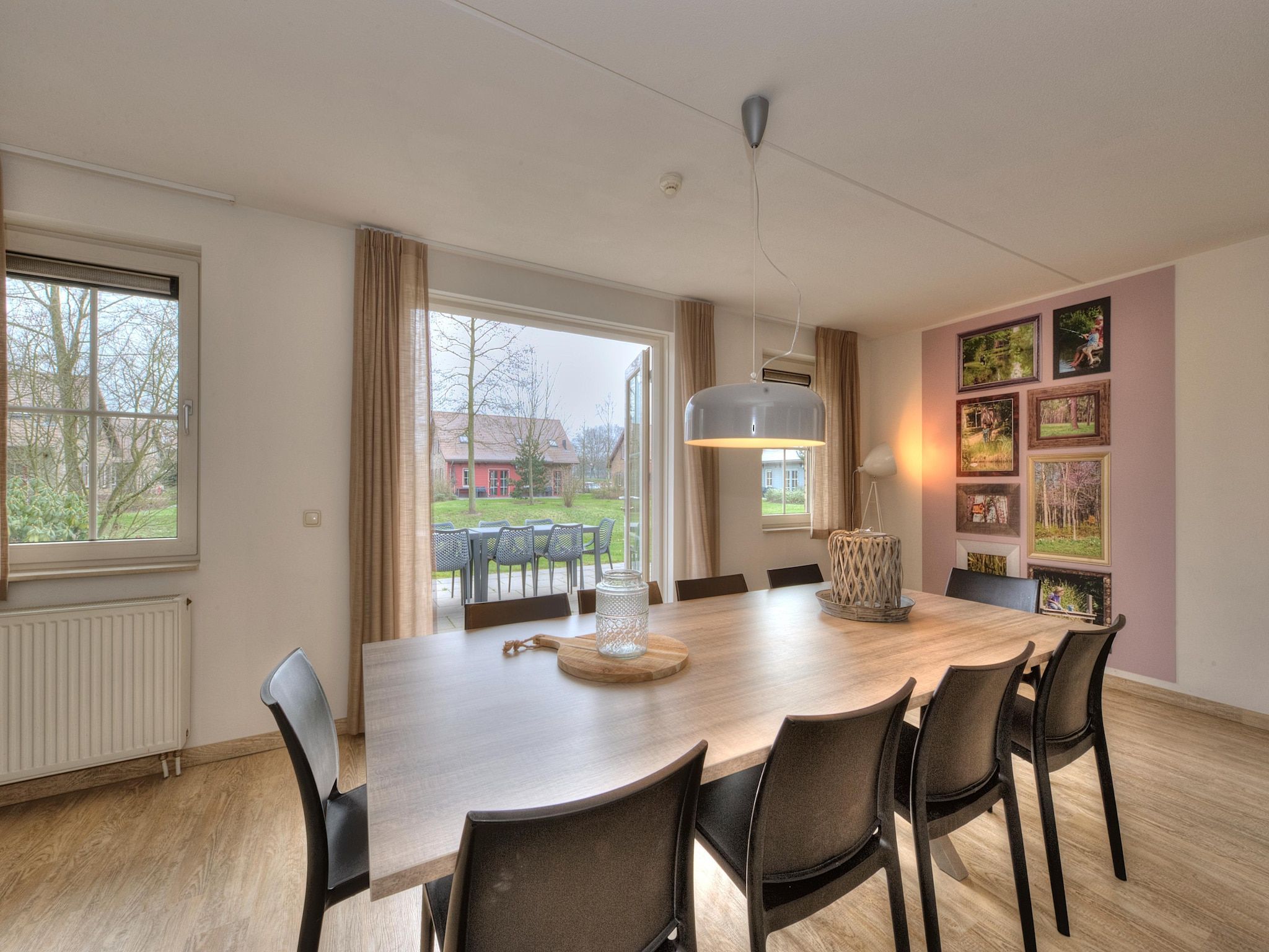 De eetkamer van Vakantiepark Weerterbergen 5 in Weert