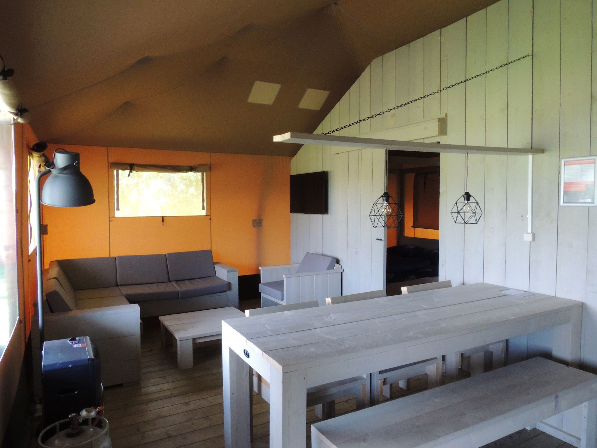 De woonkamer van Recreatiepark de Boshoek 19 in Voorthuizen