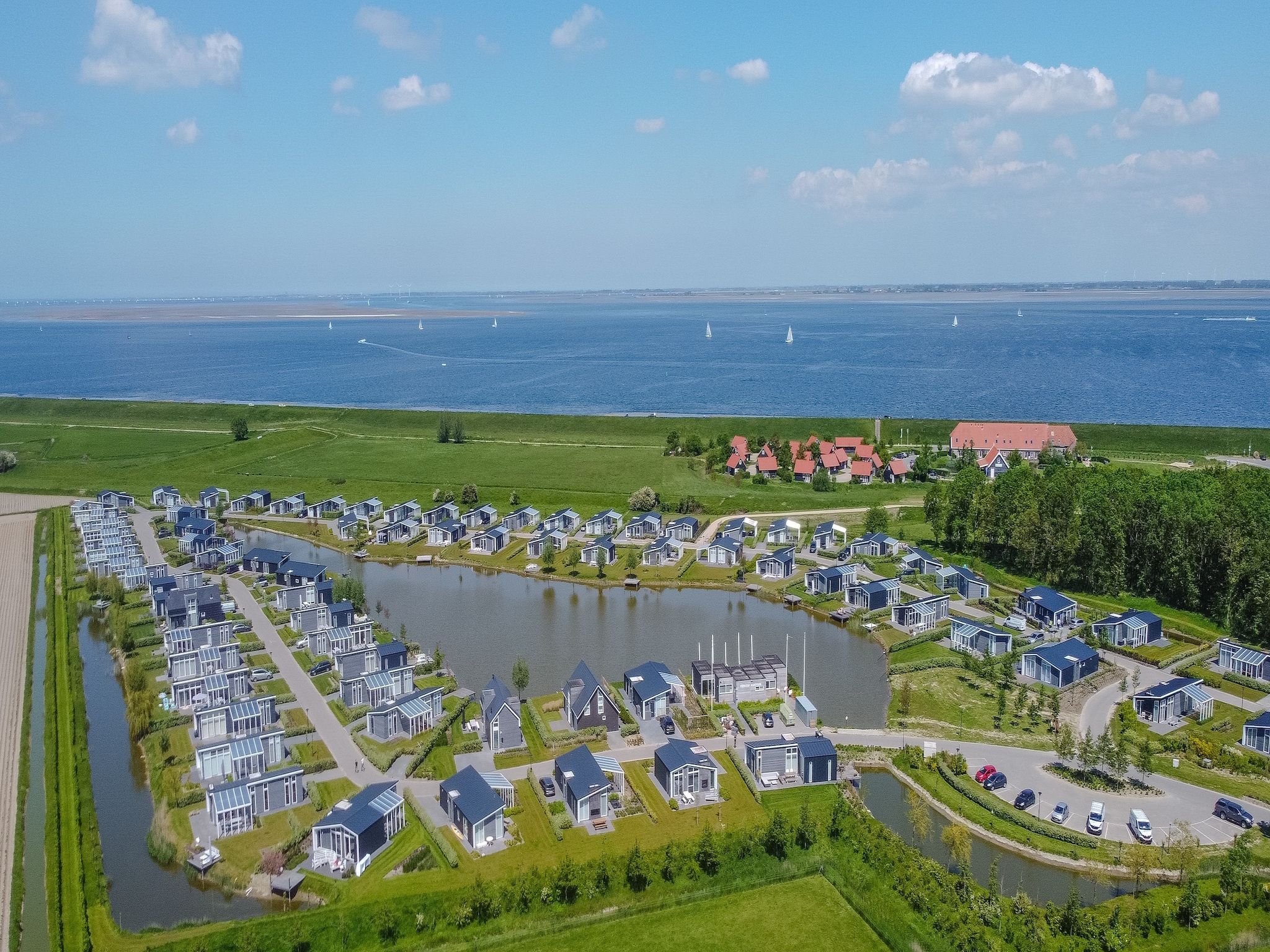 De buitenkant van Water Resort Oosterschelde 51 in Wemeldinge