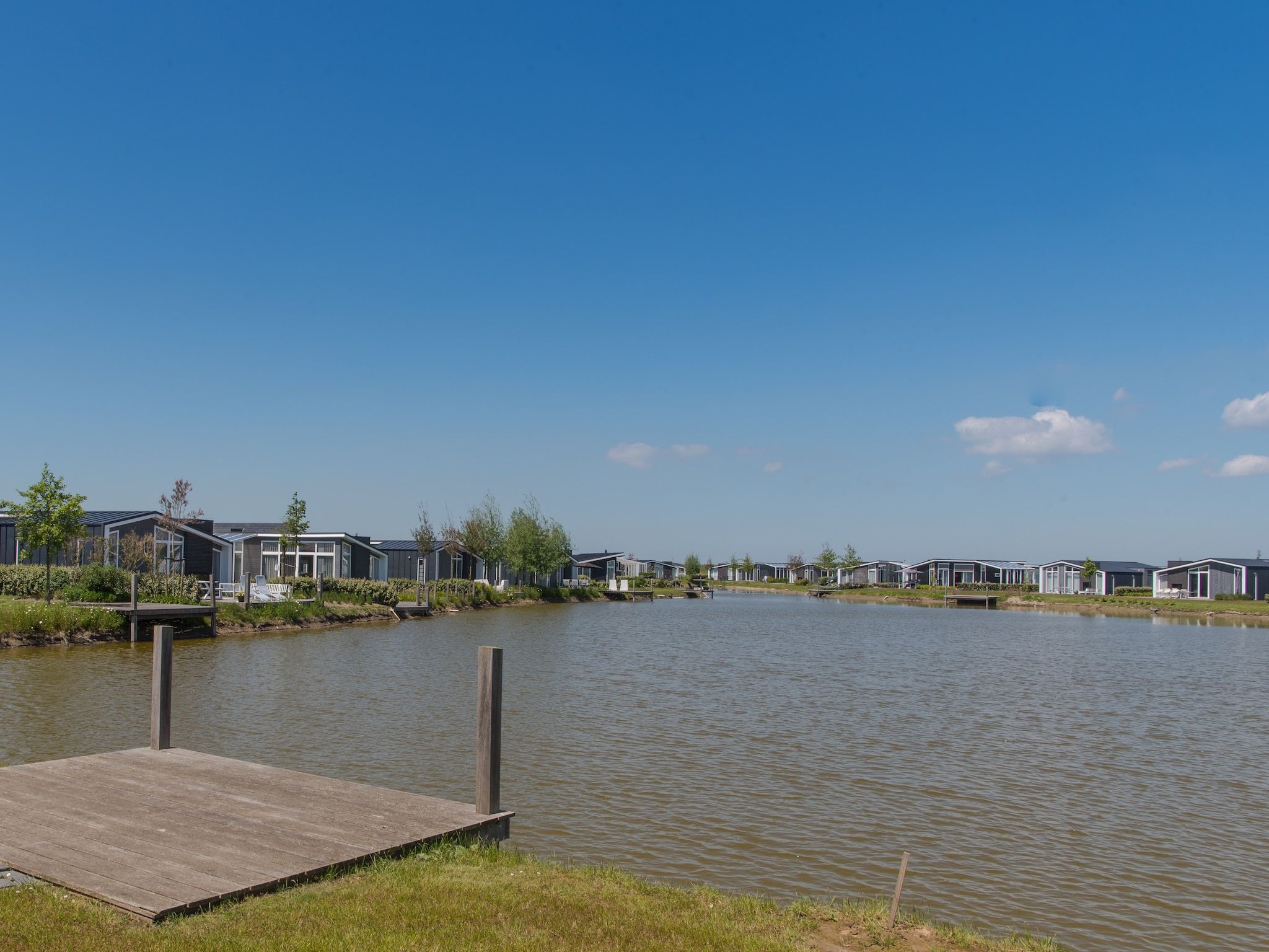 Het terras van Water Resort Oosterschelde 51 in Wemeldinge
