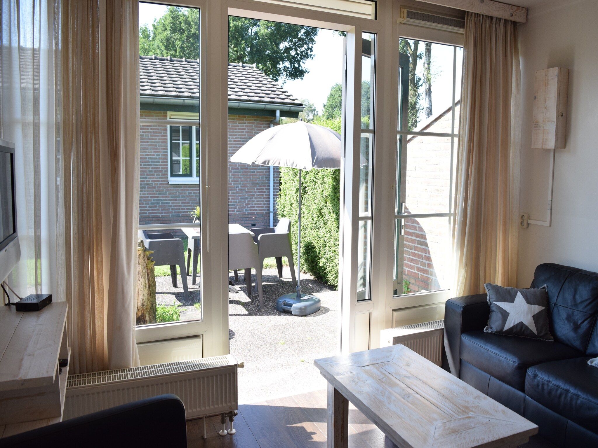 De woonkamer van Recreatiepark de Boshoek 10 in Voorthuizen