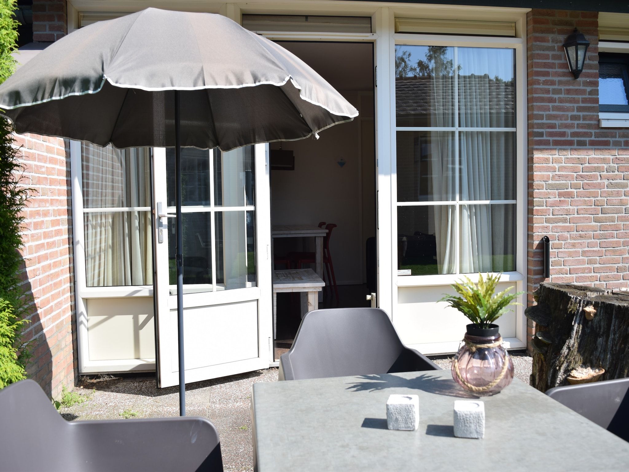 Het terras van Recreatiepark de Boshoek 10 in Voorthuizen