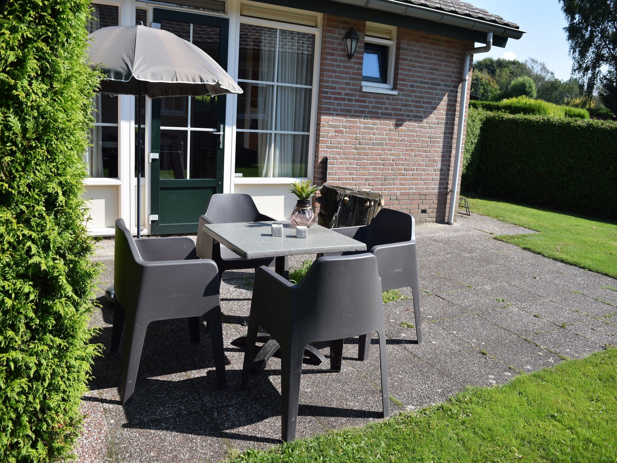 Het terras van Recreatiepark de Boshoek 13 in Voorthuizen