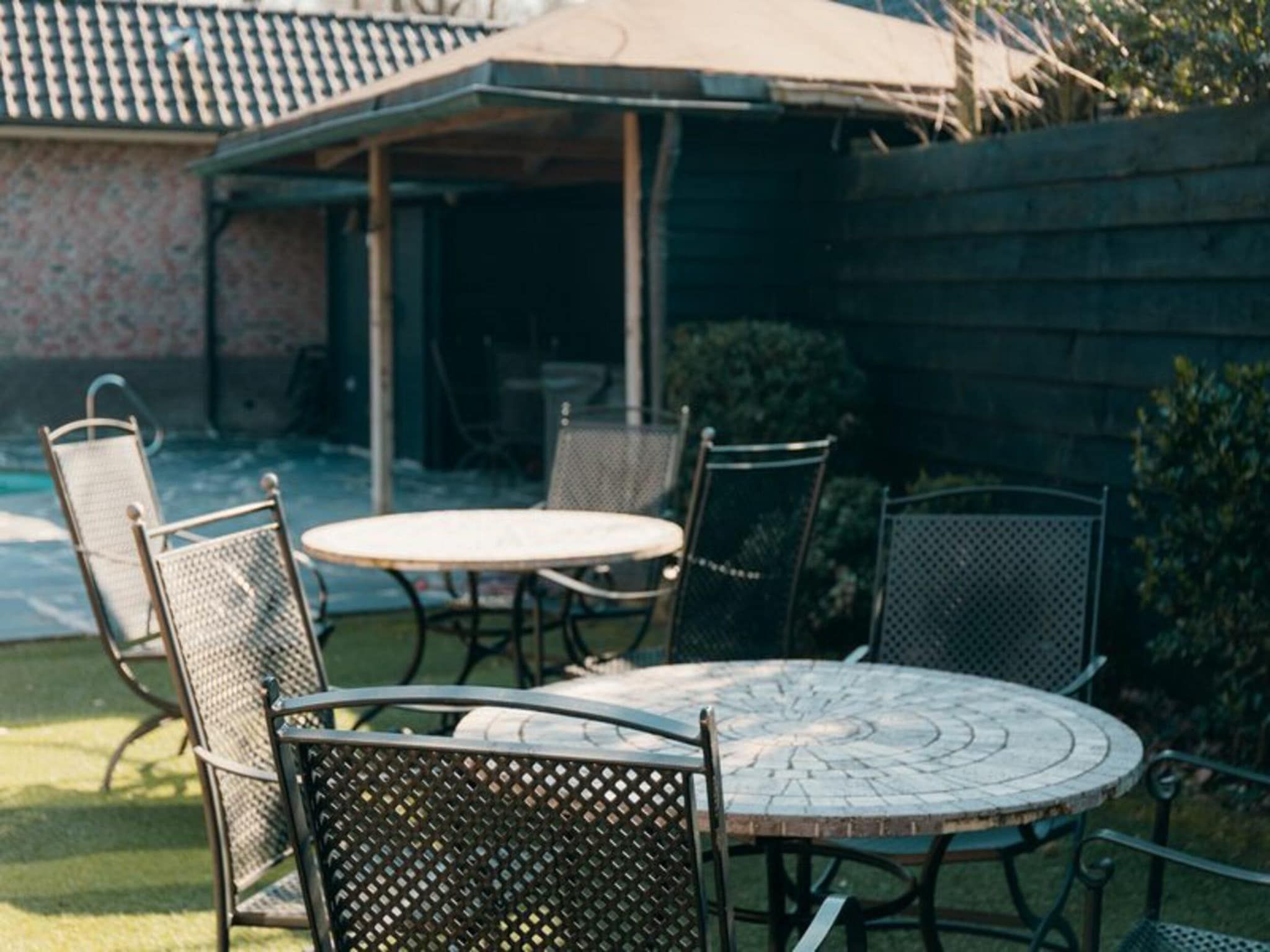 Het terras van Recreatiepark de Boshoek 16 in Voorthuizen