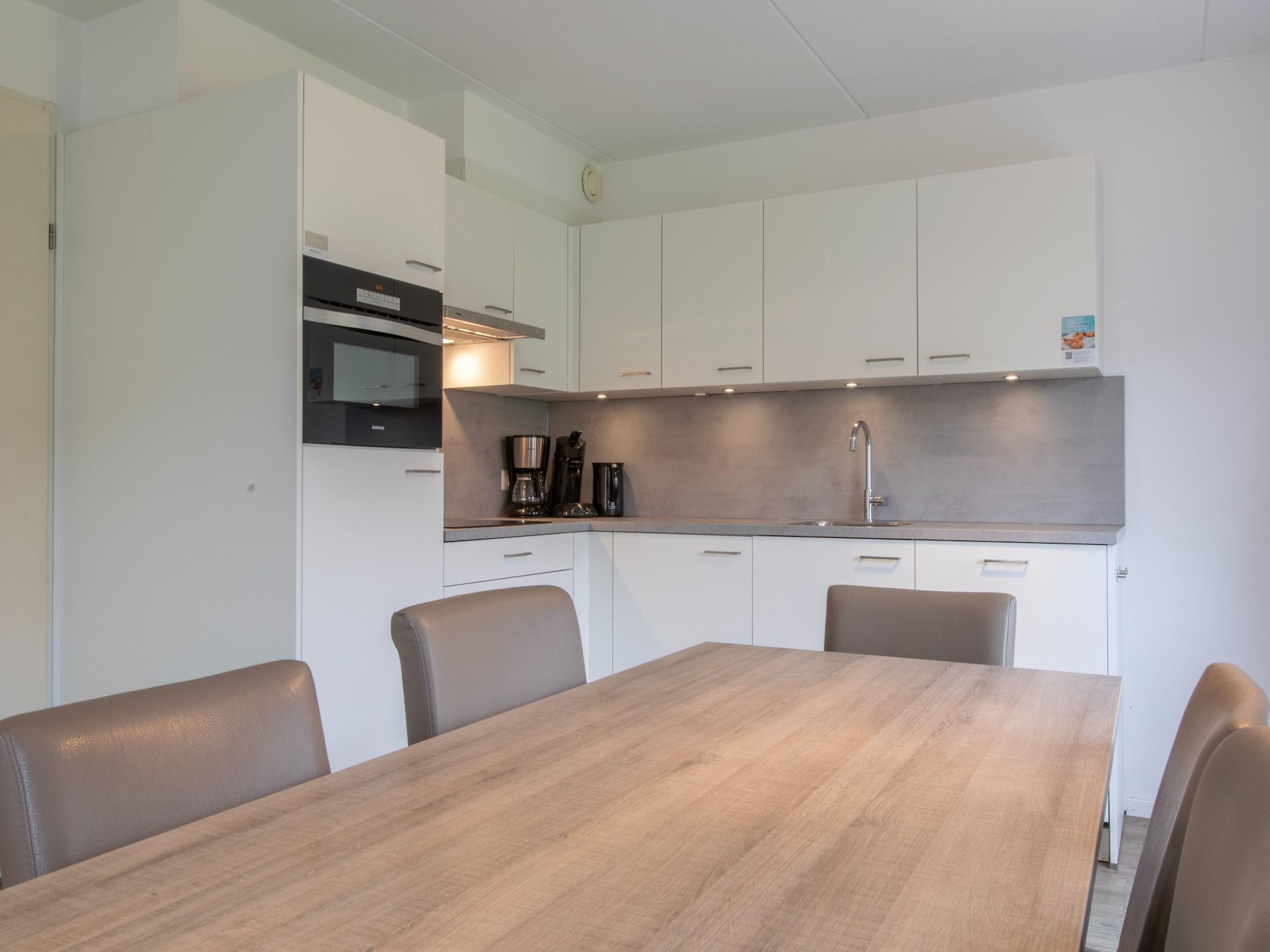 De eetkamer van Vakantiepark de Soeten Haert 14 in Renesse