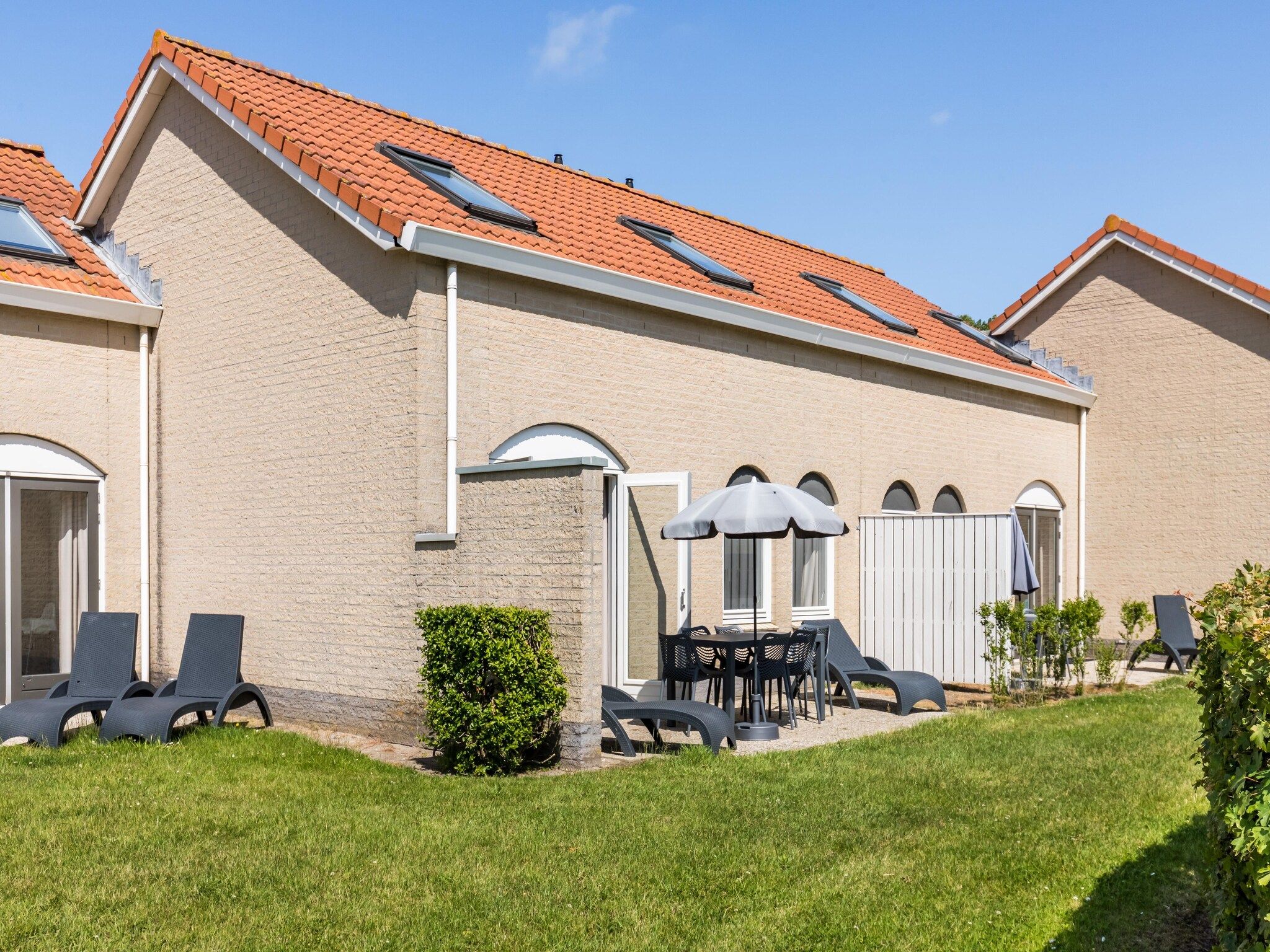 De buitenkant van Vakantiepark de Soeten Haert 14 in Renesse