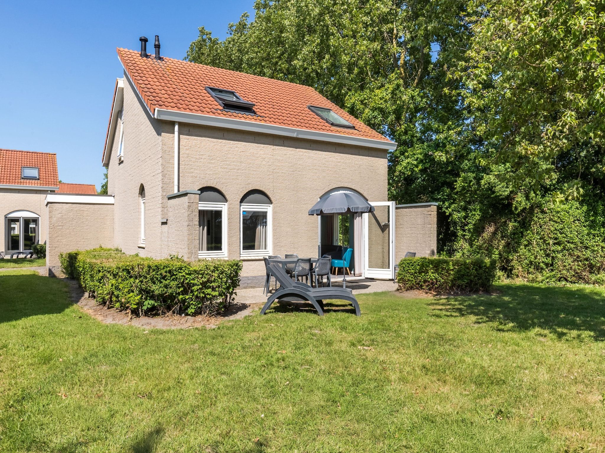 Het terras van Vakantiepark de Soeten Haert 16 in Renesse