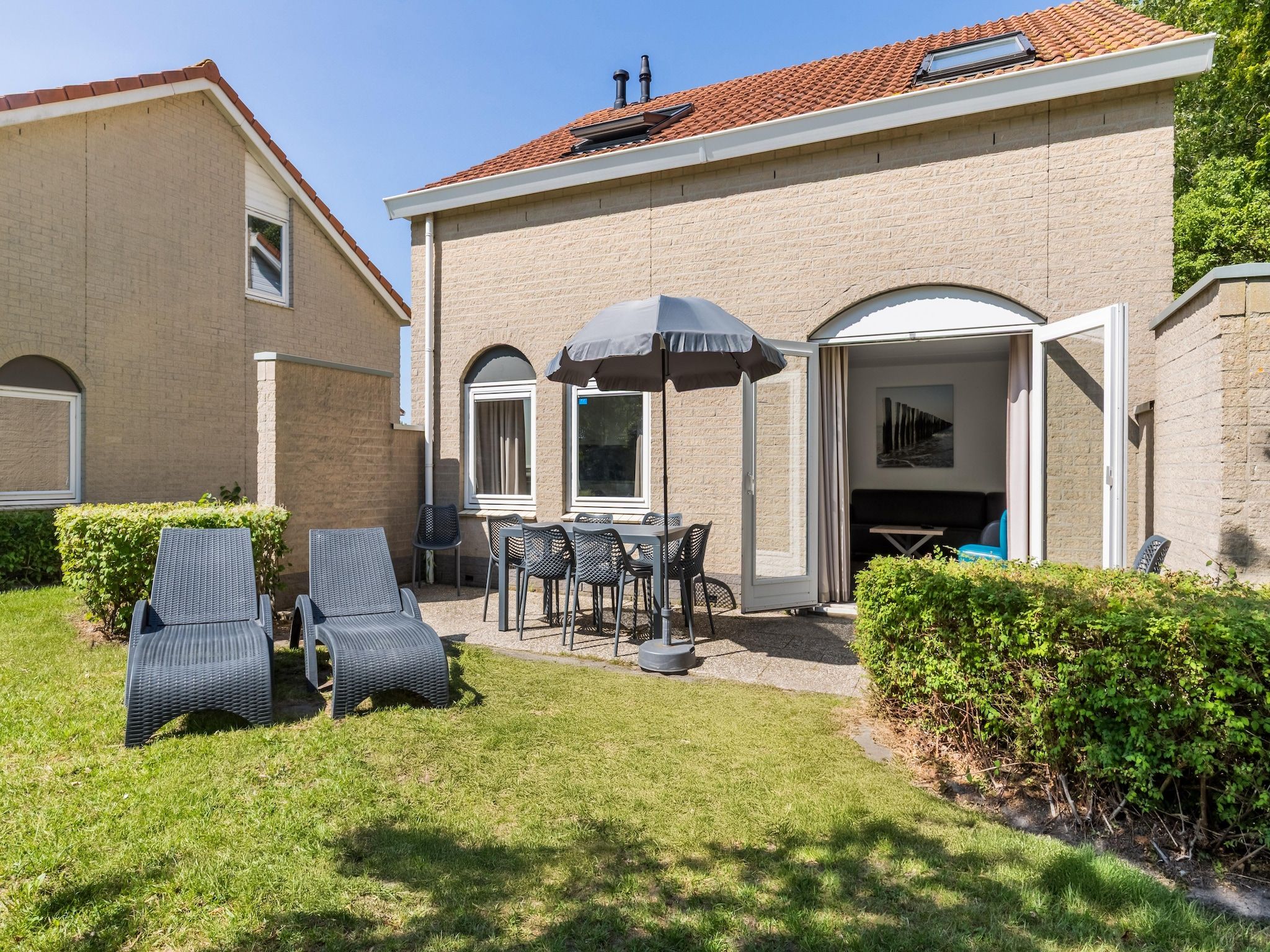 Het terras van Vakantiepark de Soeten Haert 16 in Renesse