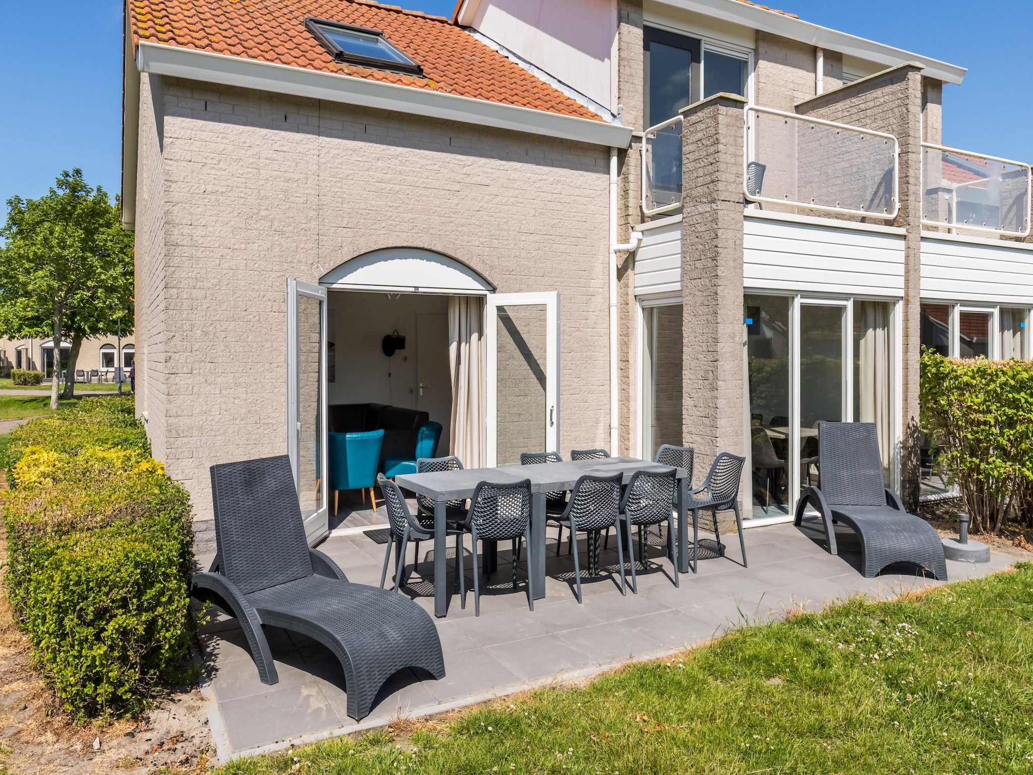 Het terras van Vakantiepark de Soeten Haert 17 in Renesse