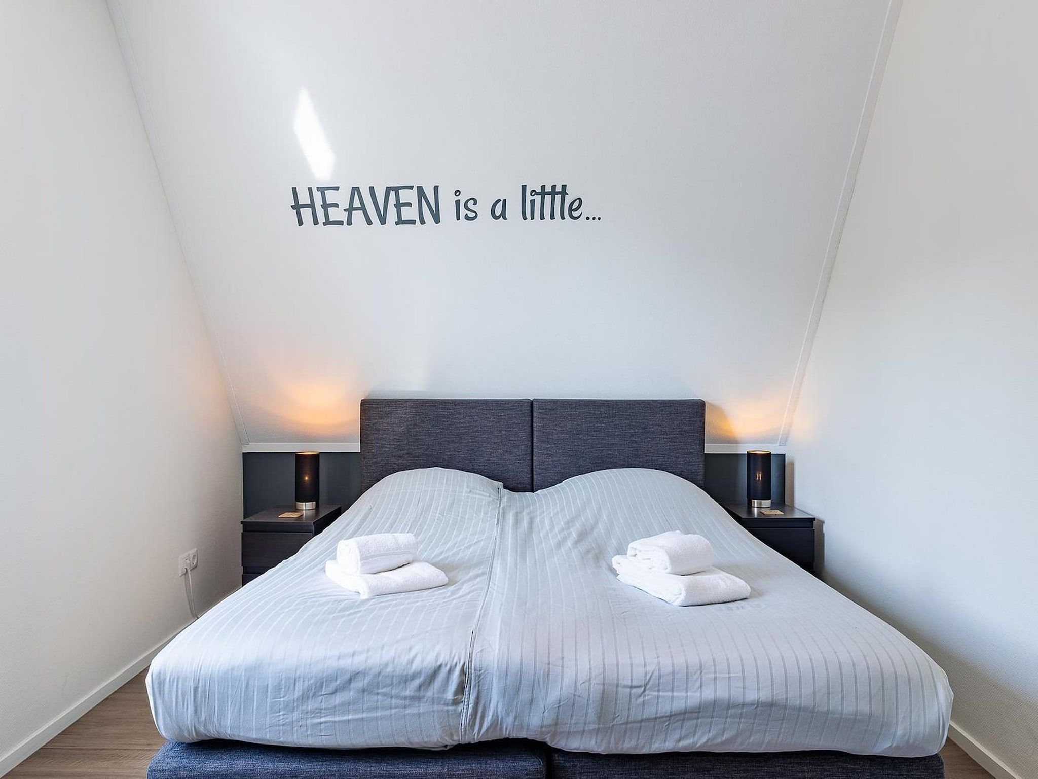 Een slaapkamer van appartement Kaapduinseweg 13 Dishoek 13D luxe 6p sauna in Koudekerke