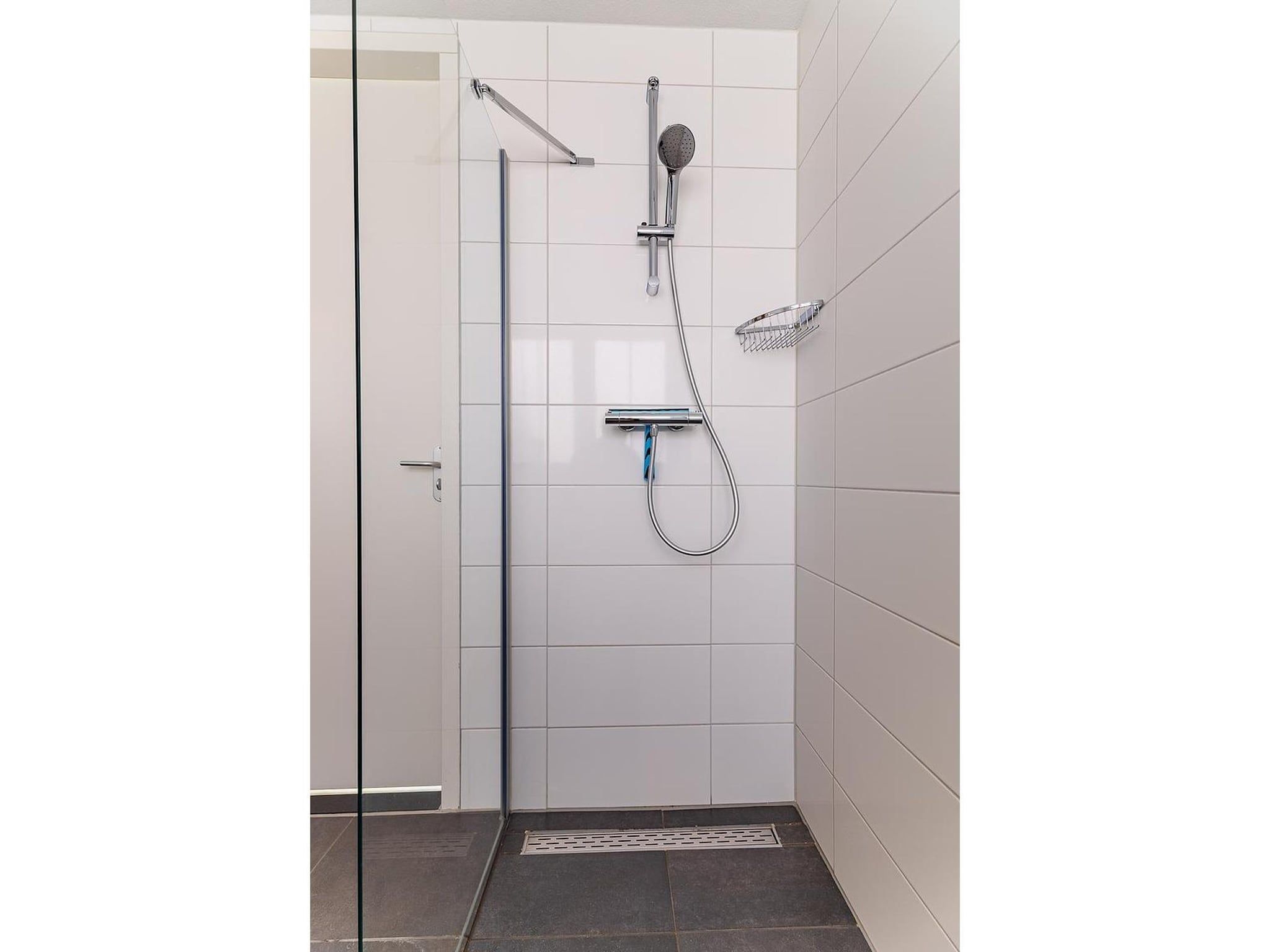 De badkamer van appartement Kaapduinseweg 13 Dishoek 13D luxe 6p sauna in Koudekerke
