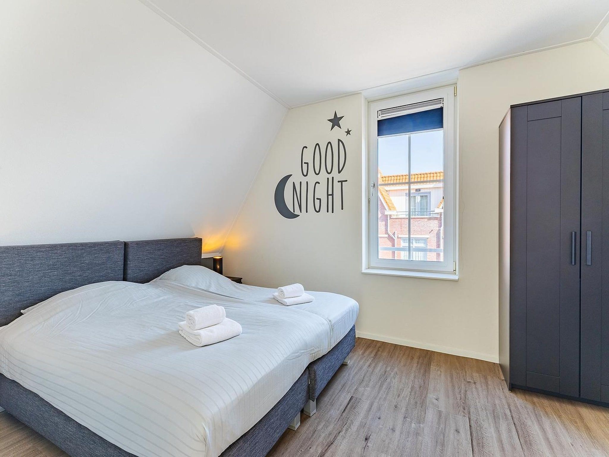 Een slaapkamer van appartement Kaapduinseweg 13 Dishoek 13D luxe 6p sauna in Koudekerke