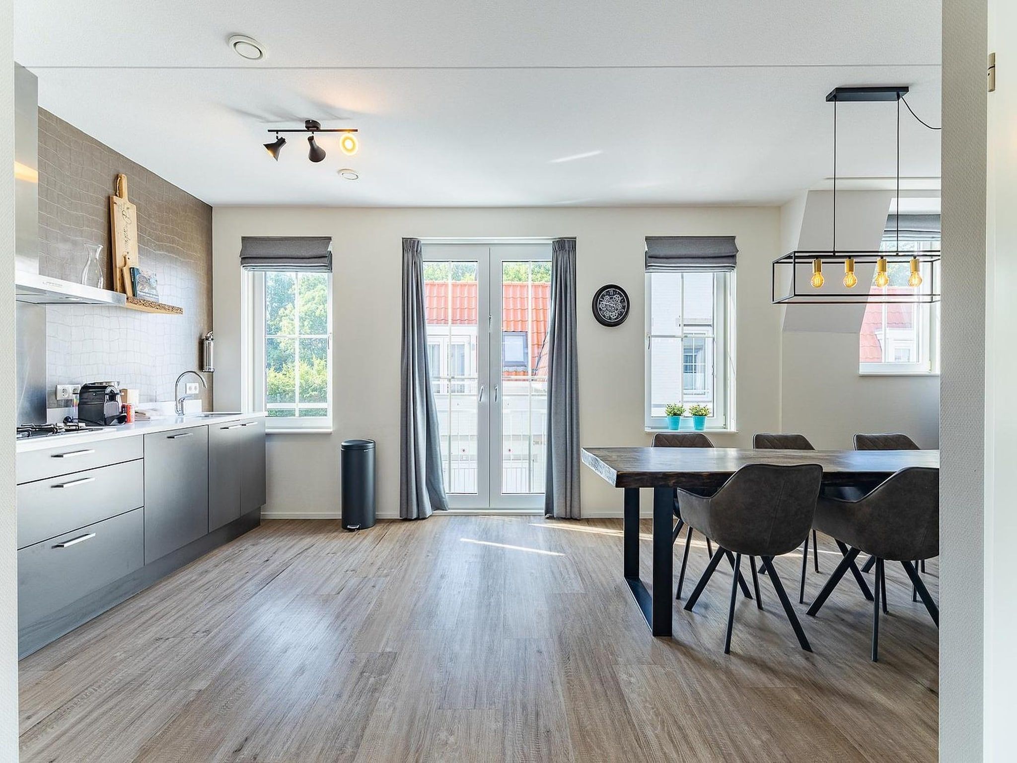 De eetkamer van appartement Kaapduinseweg 13 Dishoek 13D luxe 6p sauna in Koudekerke