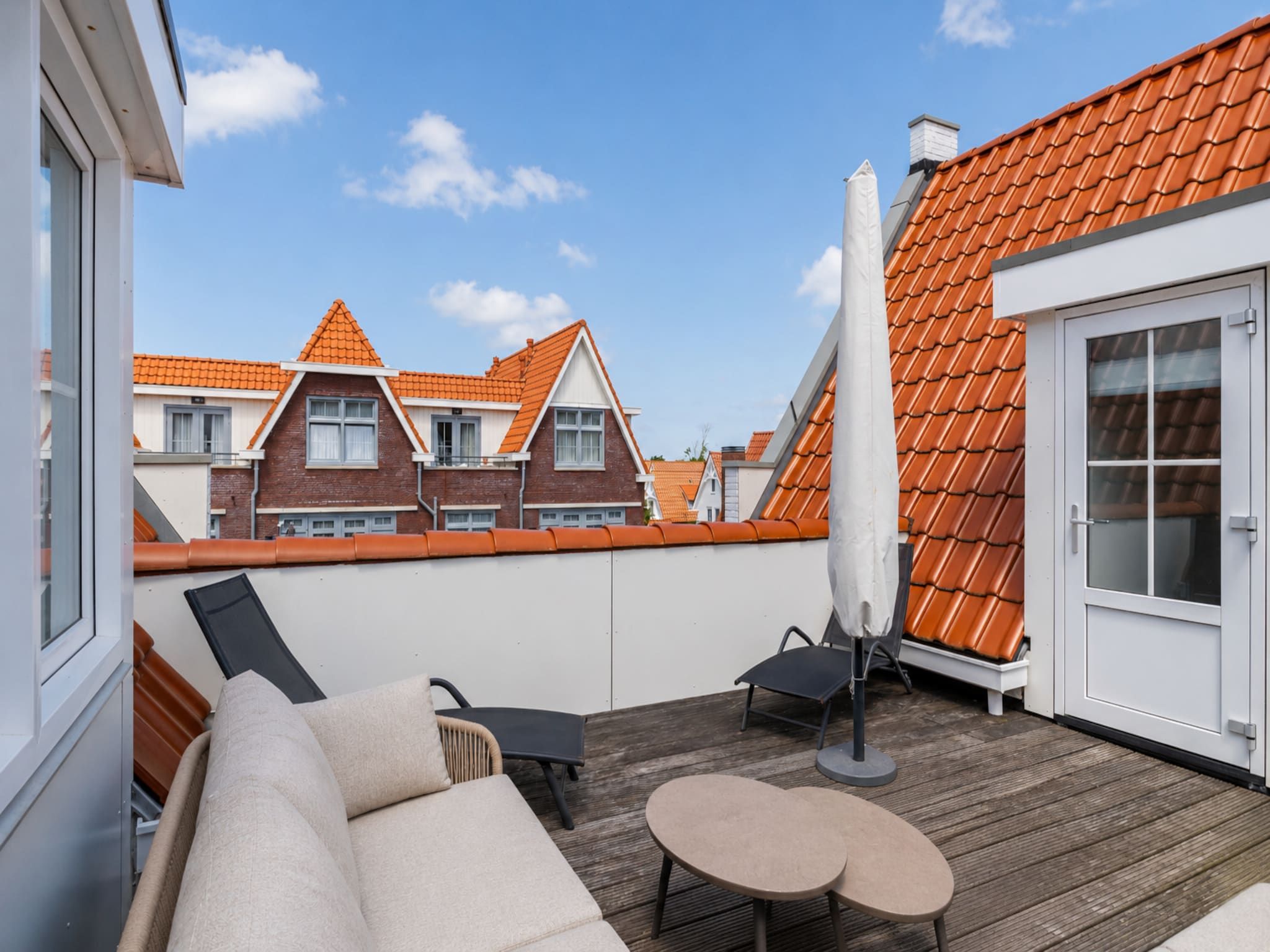 Het terras van appartement Kaapduinseweg 13 Dishoek 13D luxe 6p sauna in Koudekerke