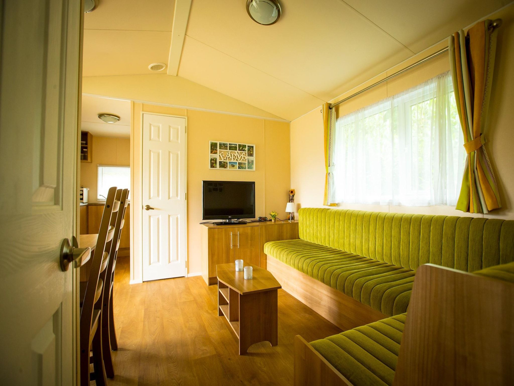 De woonkamer van Recreatiepark Duinhoeve 4 in Udenhout