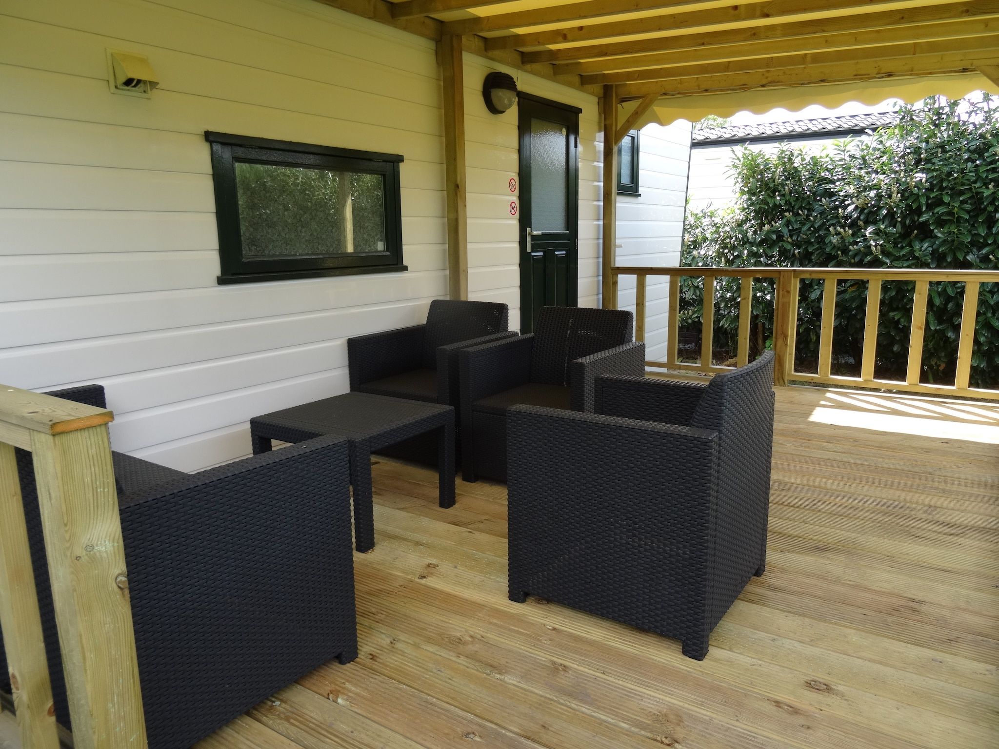 Het terras van Recreatiepark Duinhoeve 5 in Udenhout