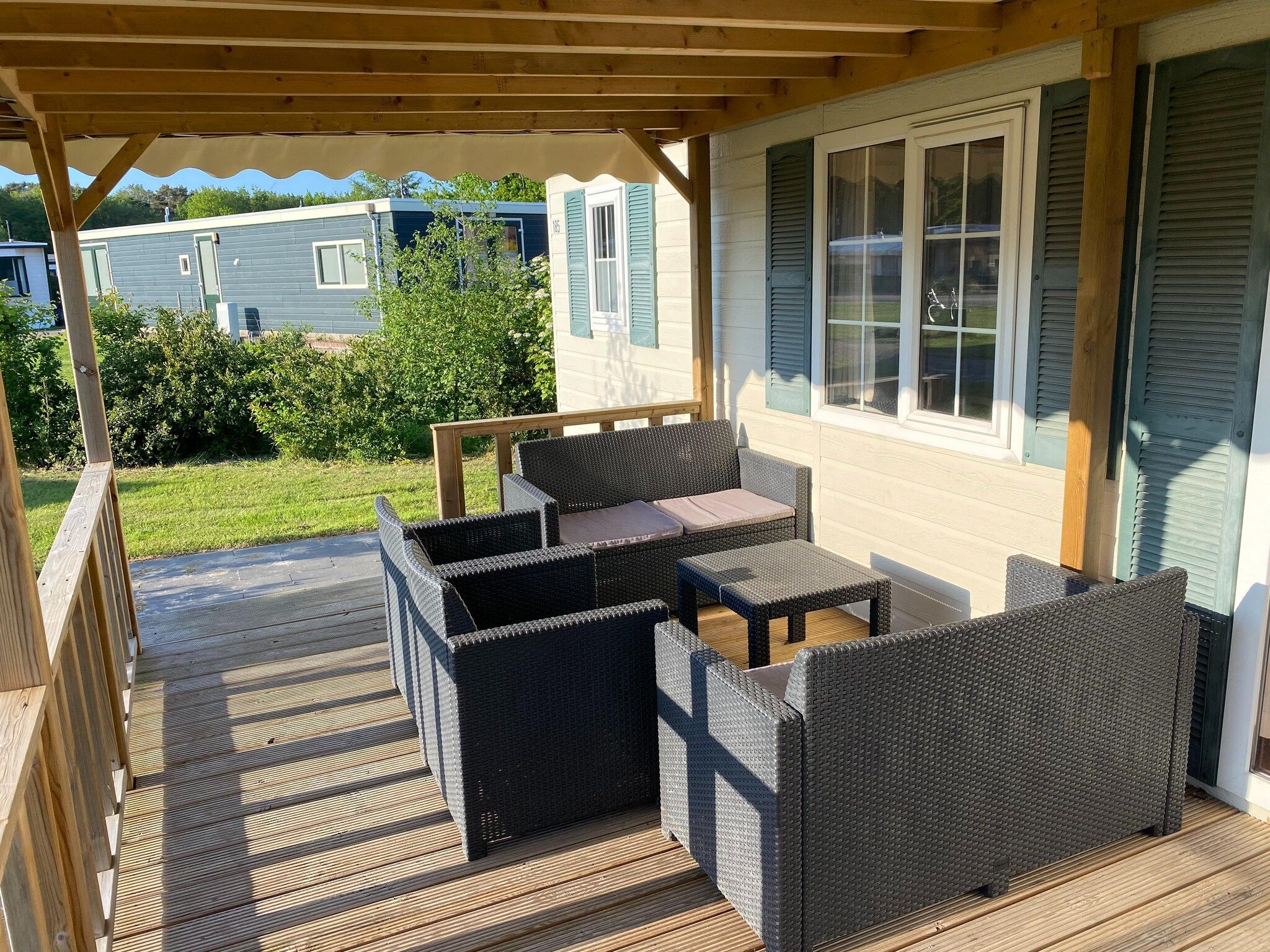 Het terras van Recreatiepark Duinhoeve 5 in Udenhout