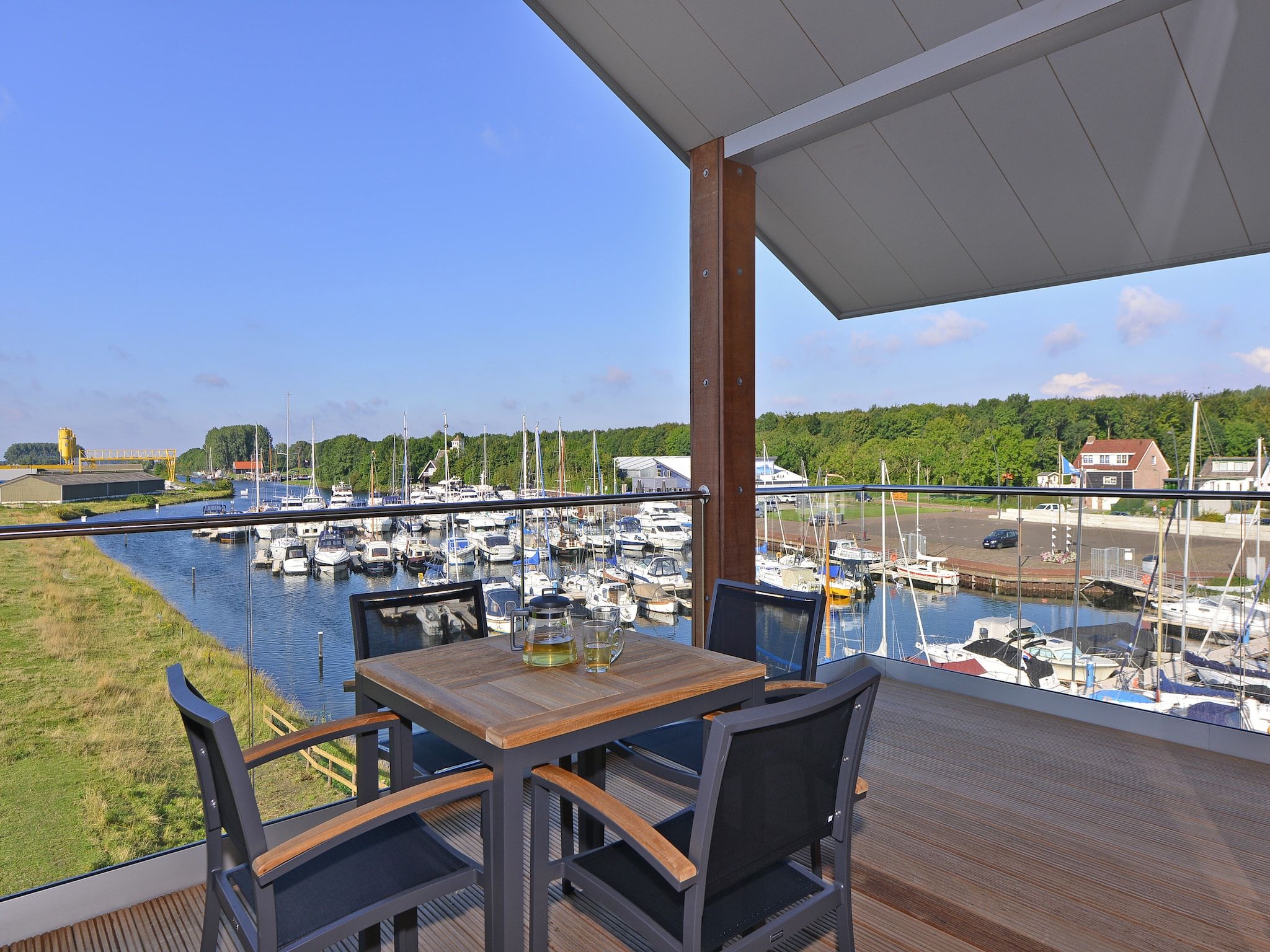 Het terras van Uithaven 10 F in Kamperland