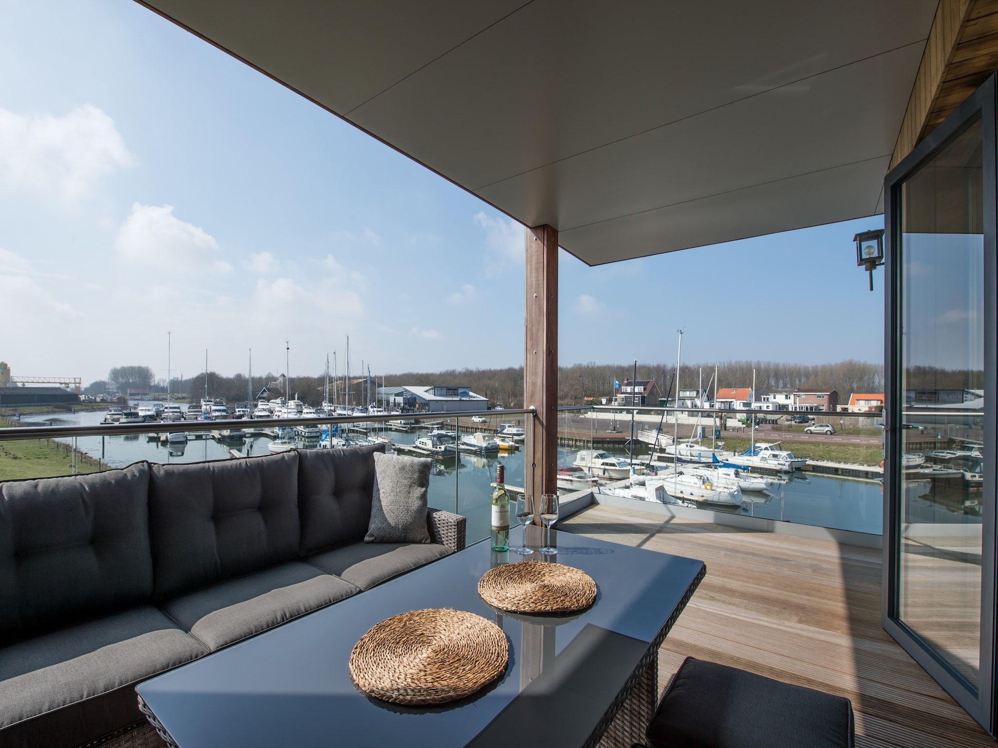 Het terras van Uithaven 10C in Kamperland