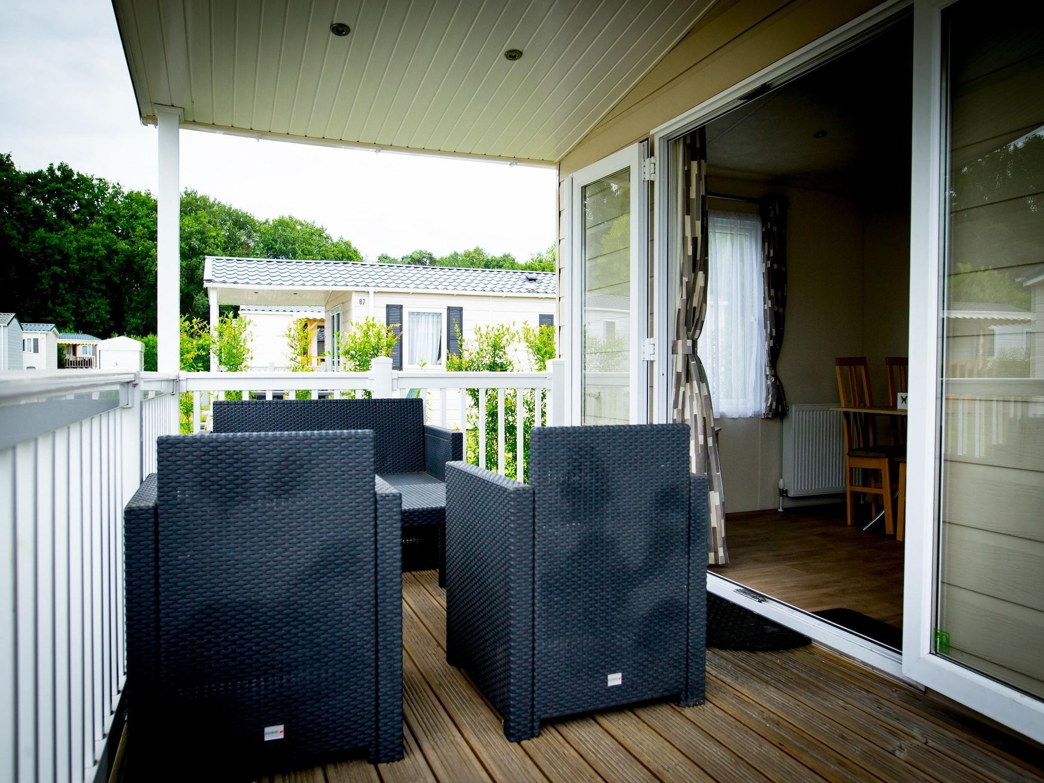 Het terras van Recreatiepark Duinhoeve 9 in Udenhout