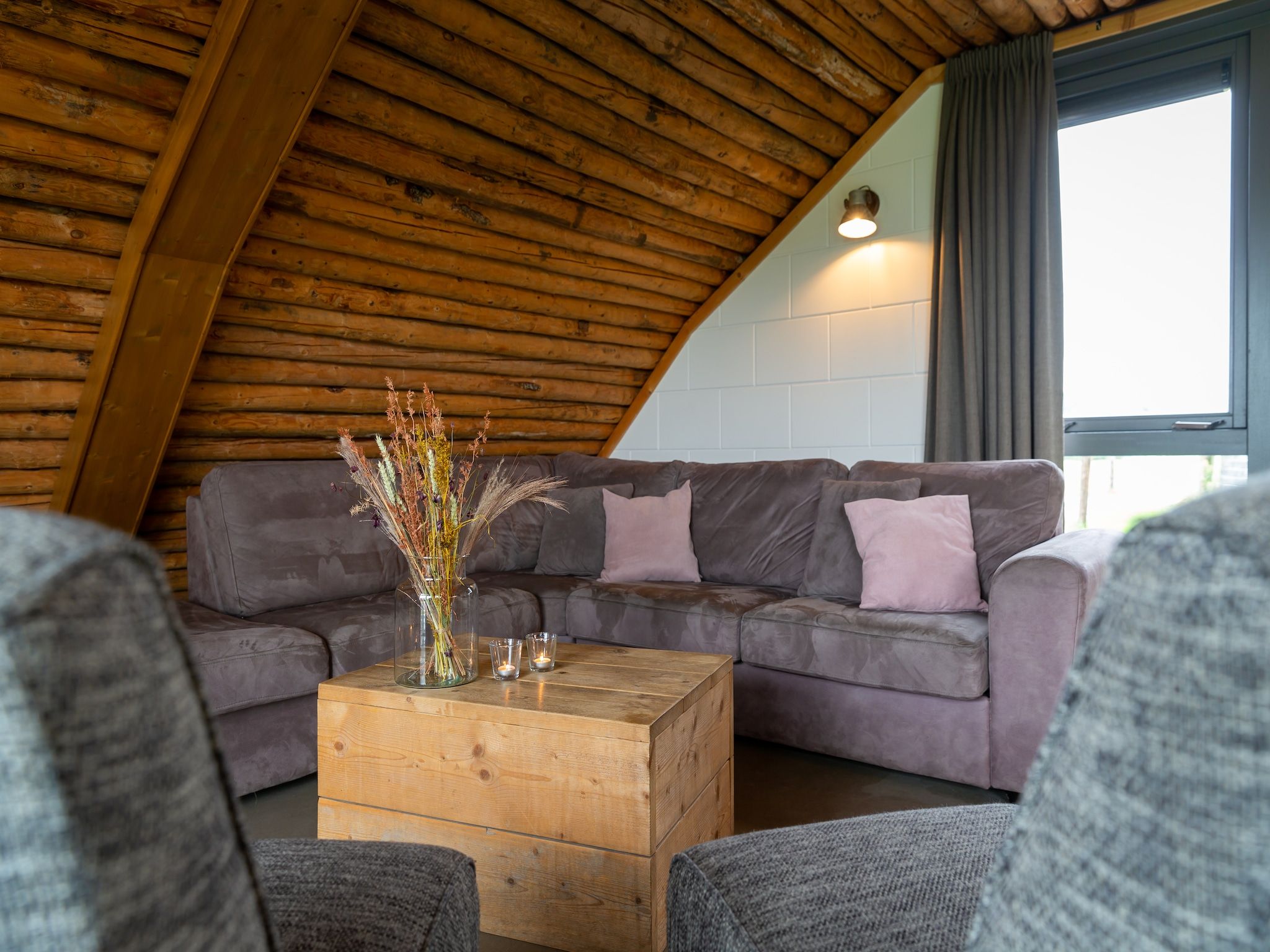 De woonkamer van Koe in de Kost 3 in Heeten