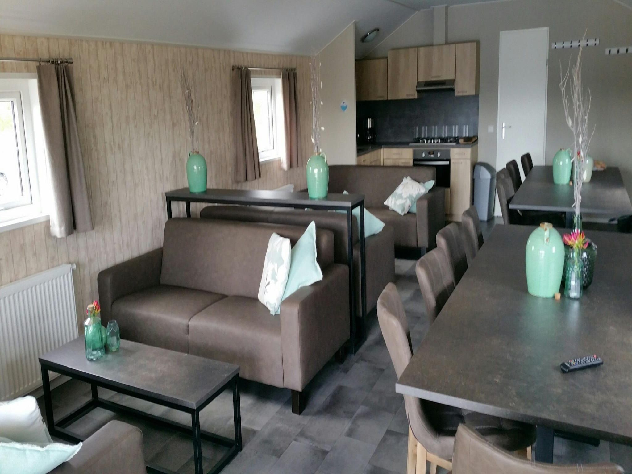 De eetkamer van Vakantiepark Eigen Wijze 8 in Bant