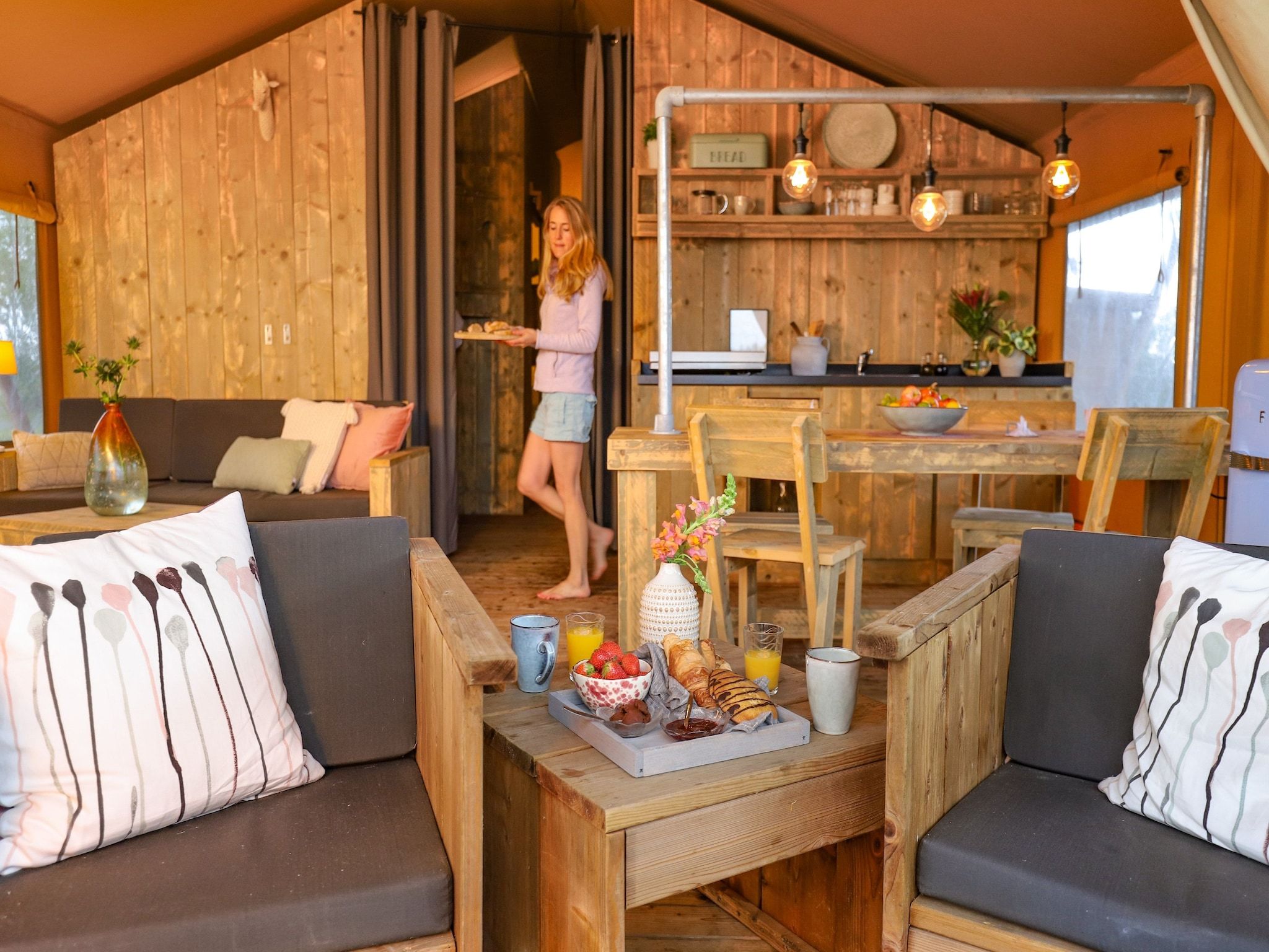 De woonkamer van Vakantiepark Eigen Wijze 9 in Bant