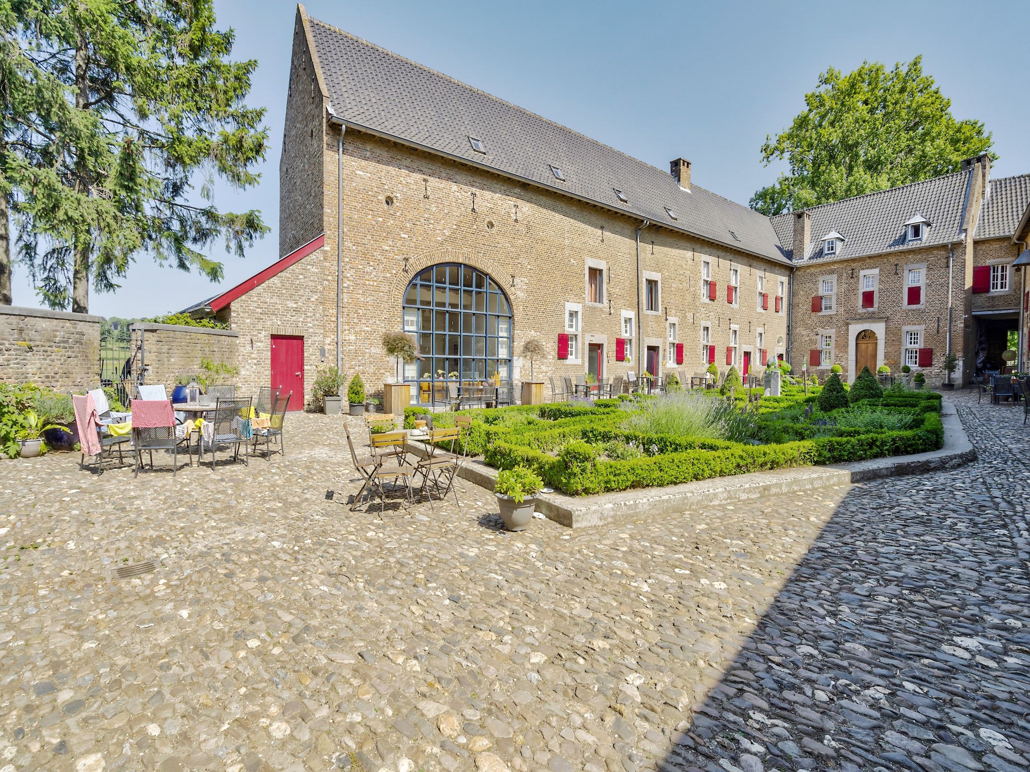 De buitenkant van Meschermolen 1 in Mesch-Eijsden
