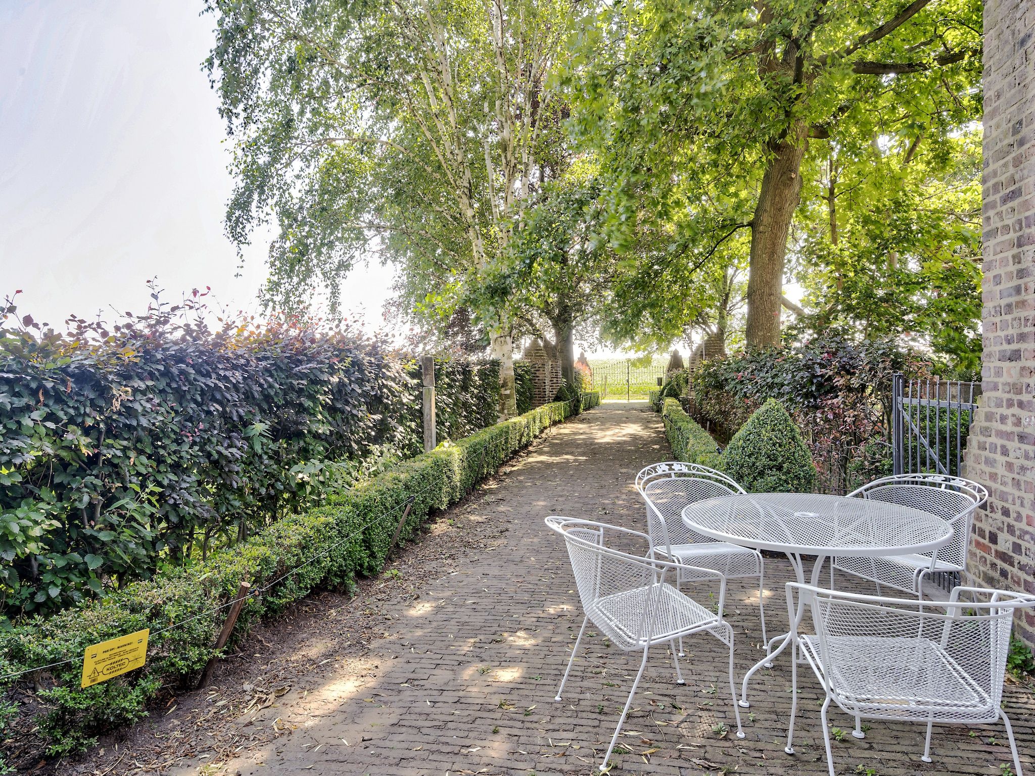 De tuin van Meschermolen 1 in Mesch-Eijsden