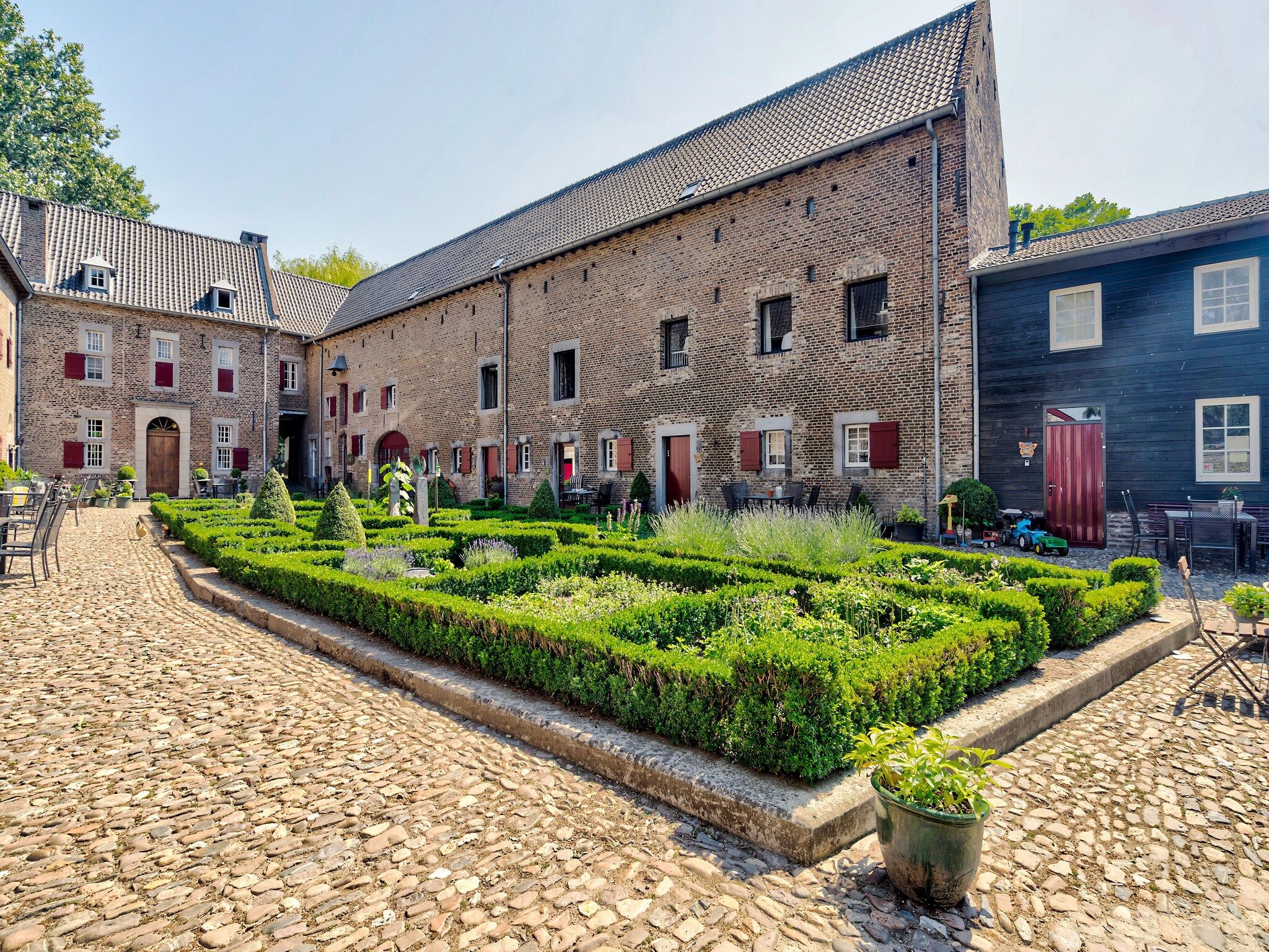 De buitenkant van Meschermolen 7 in Mesch-Eijsden