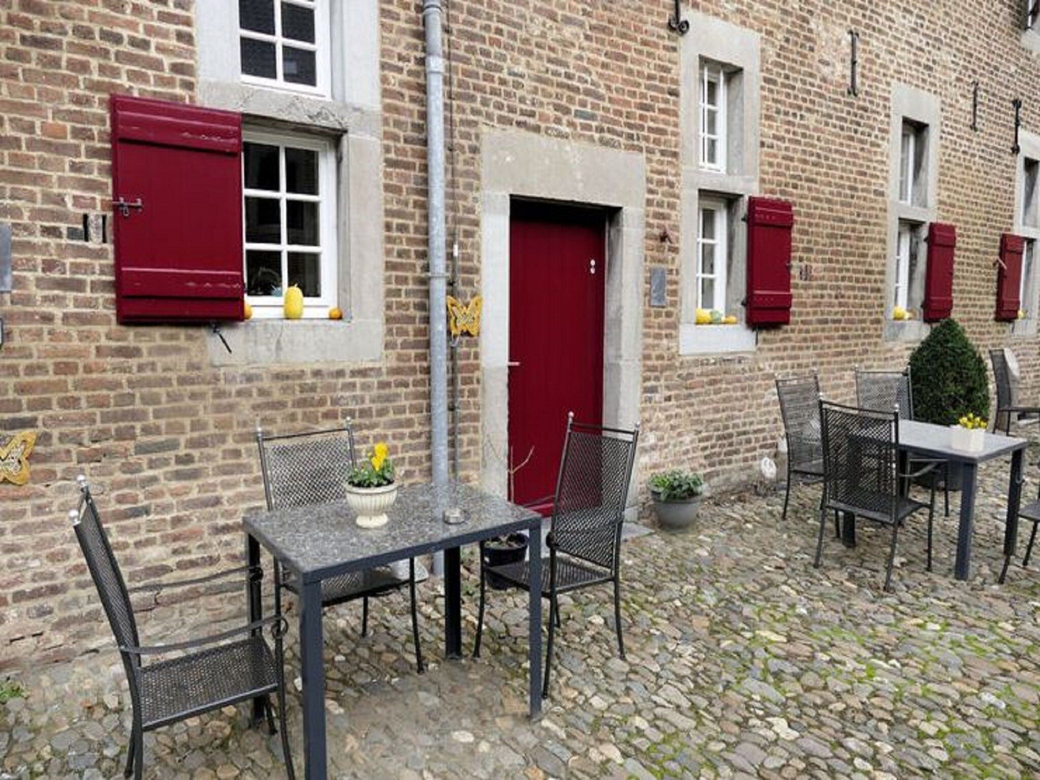 Het terras van Meschermolen 11 in Mesch-Eijsden