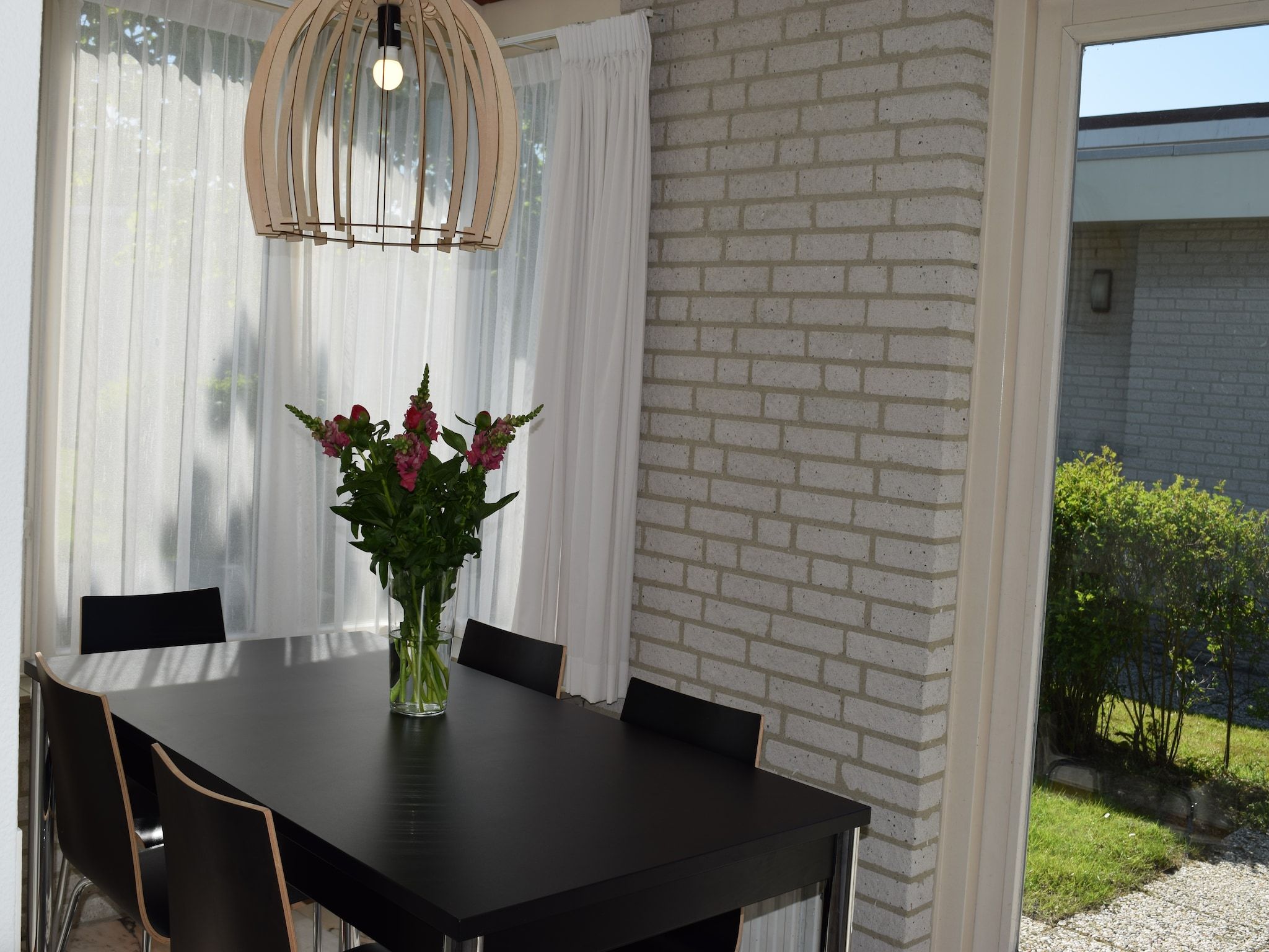 De eetkamer van Sophiaboulevard 15 in Kamperland