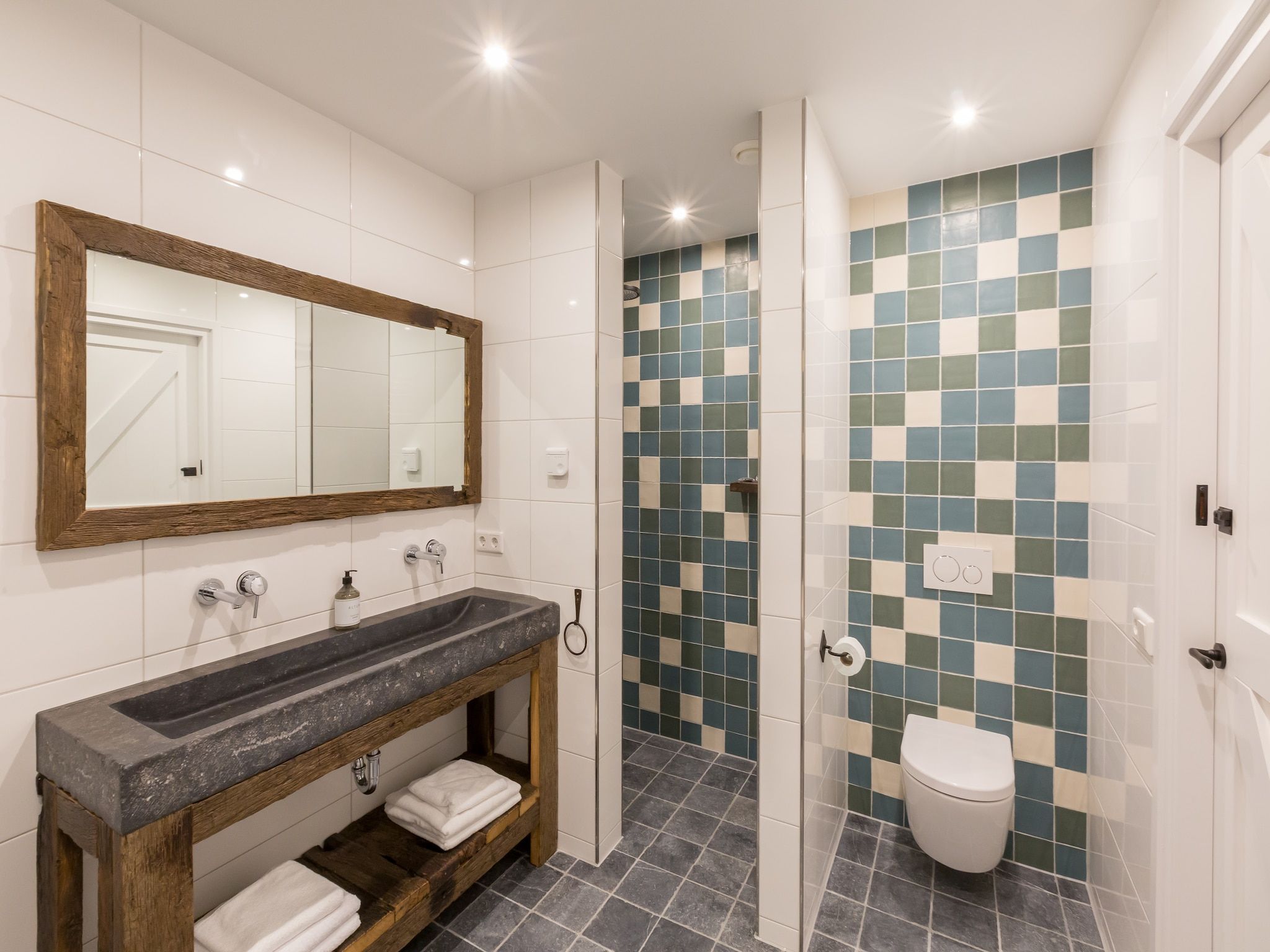 De badkamer van Lepelstraat 18A  Vrouwenpolder "'t Blauwtje" in Vrouwenpolder