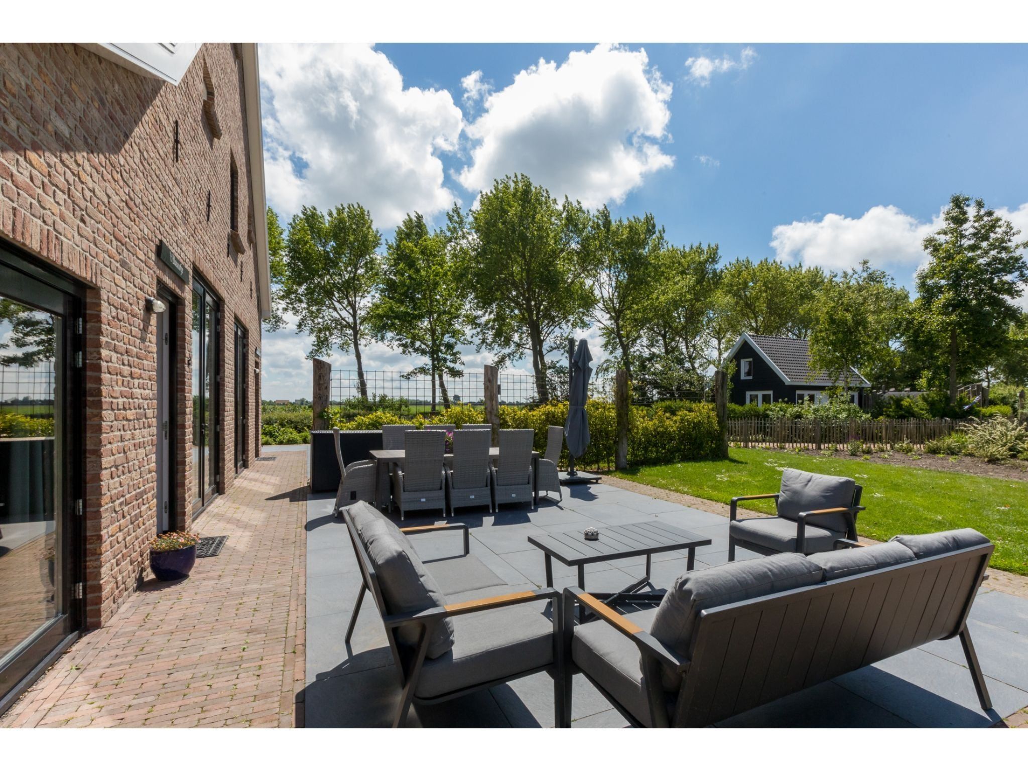 Het terras van Lepelstraat 18A  Vrouwenpolder "'t Blauwtje" in Vrouwenpolder