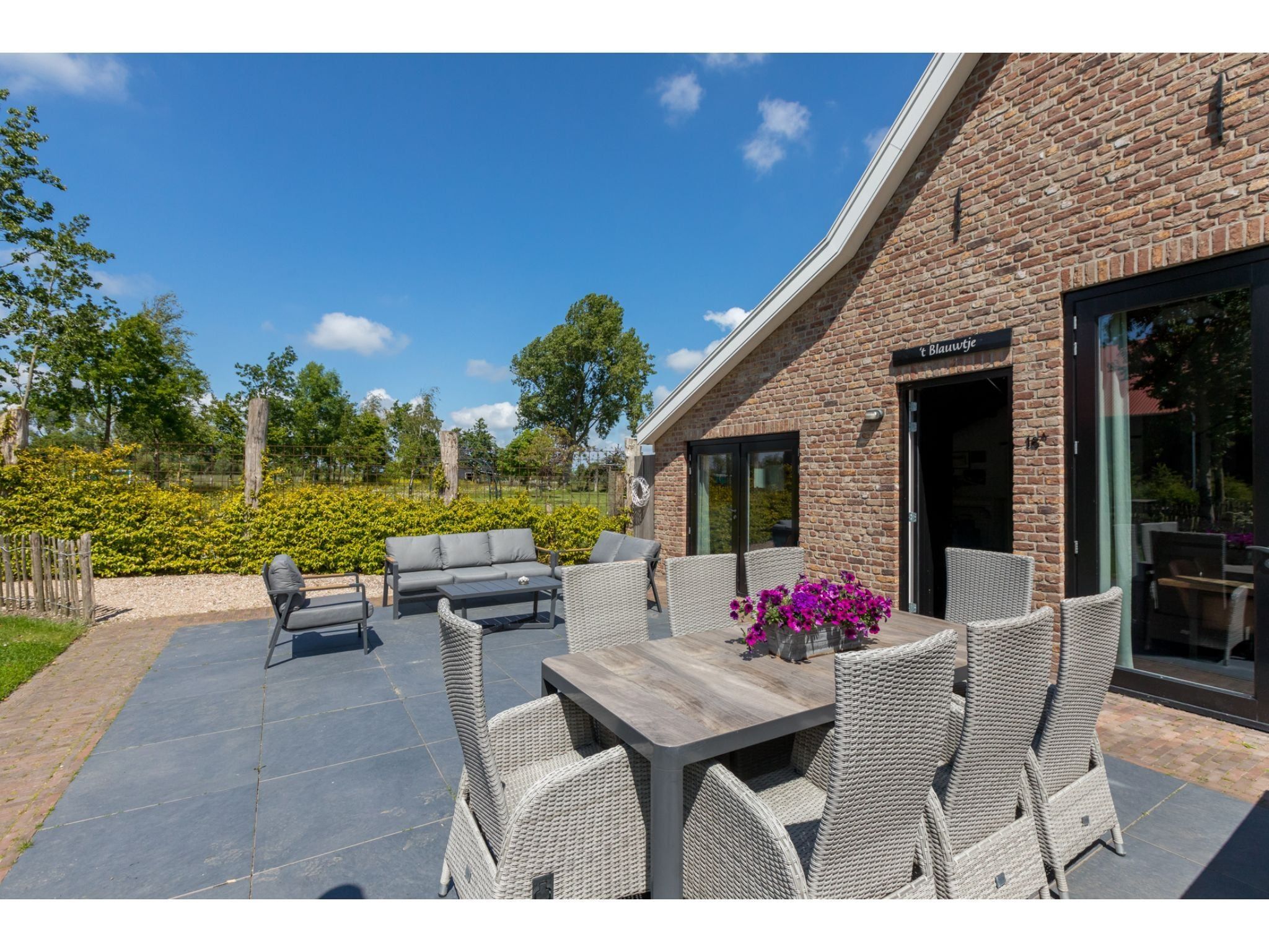 Het terras van Lepelstraat 18A  Vrouwenpolder "'t Blauwtje" in Vrouwenpolder