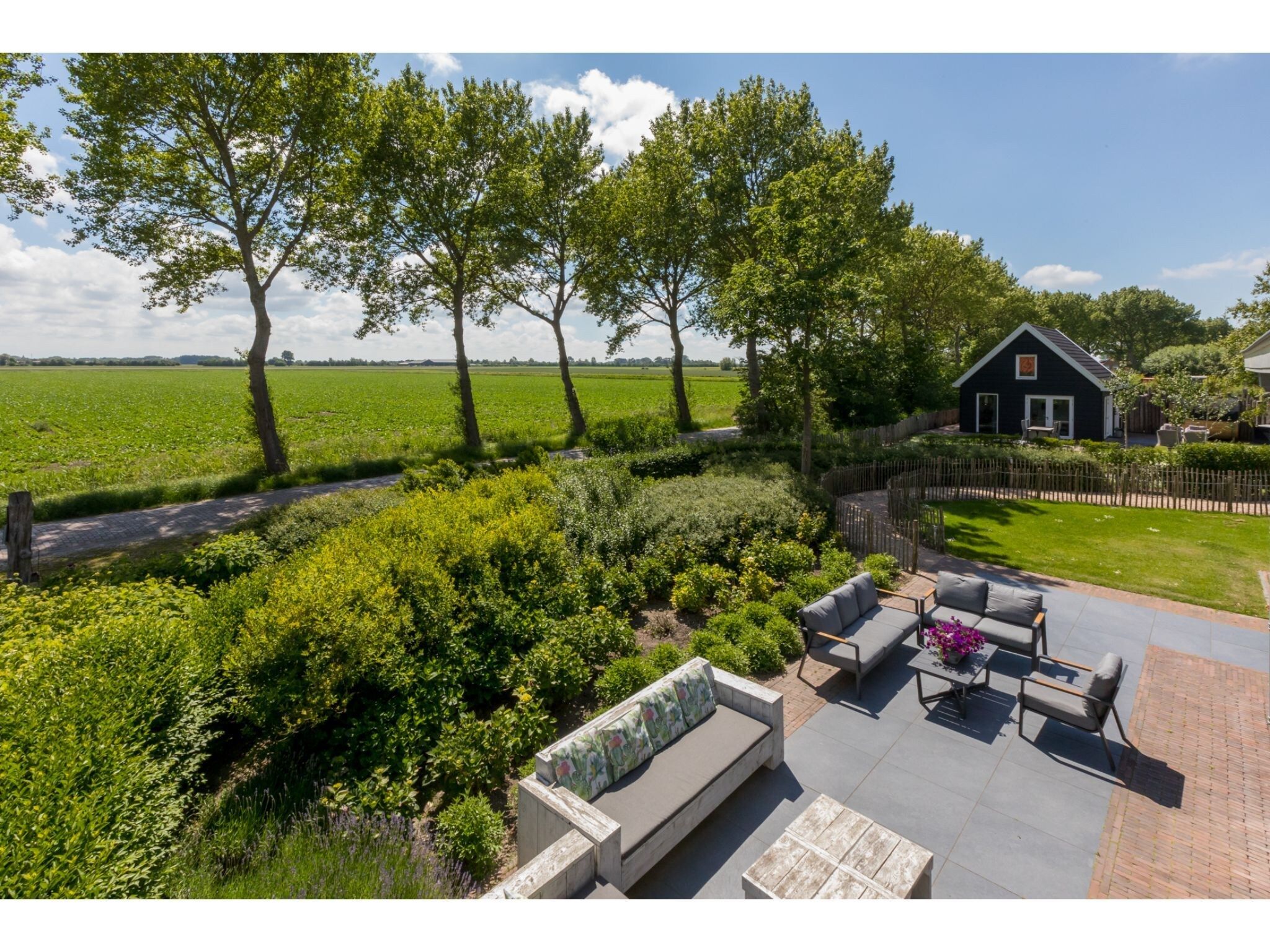 Het terras van Lepelstraat 18B  Vrouwenpolder "'t Zwartje" in Vrouwenpolder