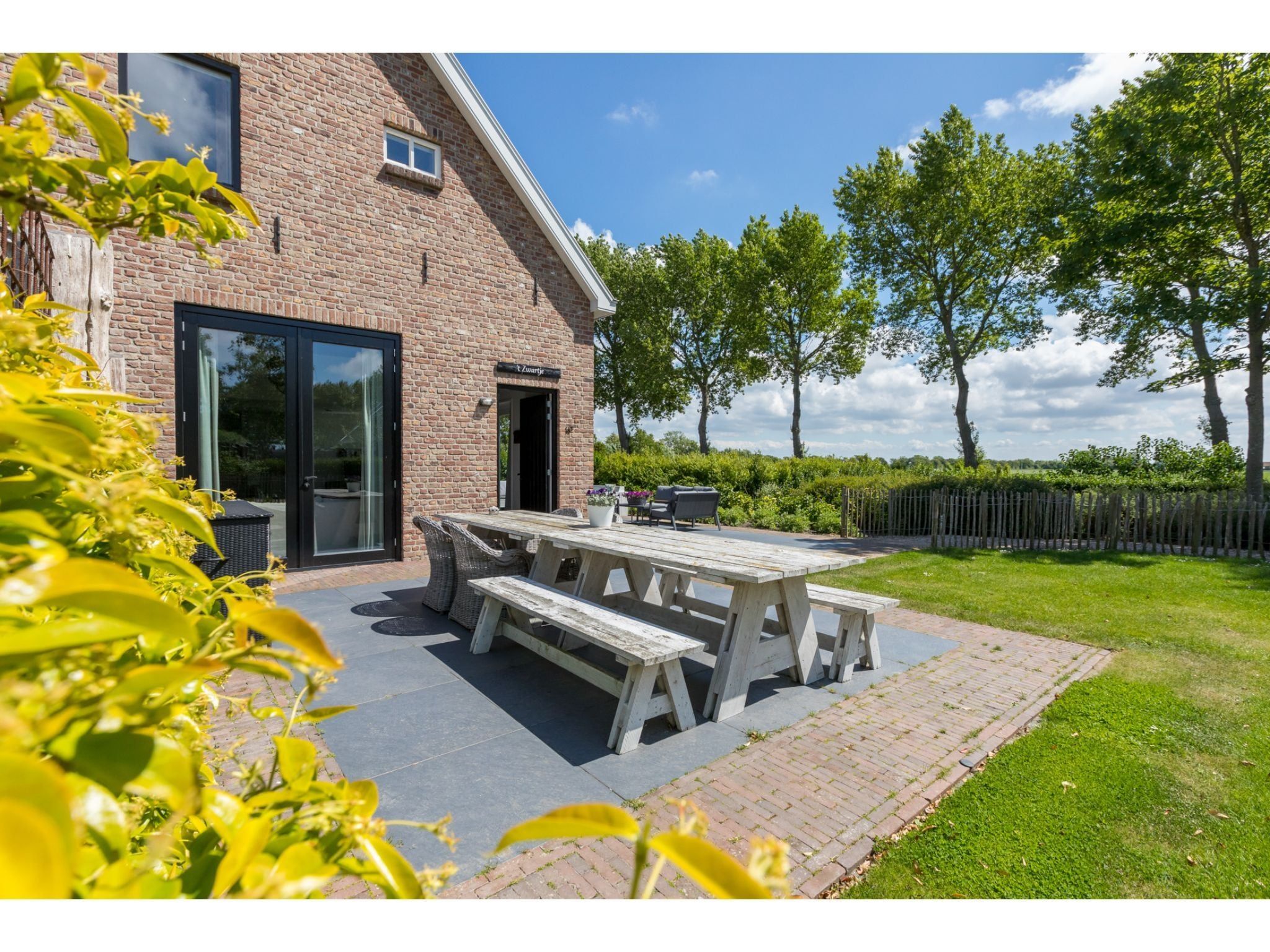 Het terras van Lepelstraat 18B  Vrouwenpolder "'t Zwartje" in Vrouwenpolder