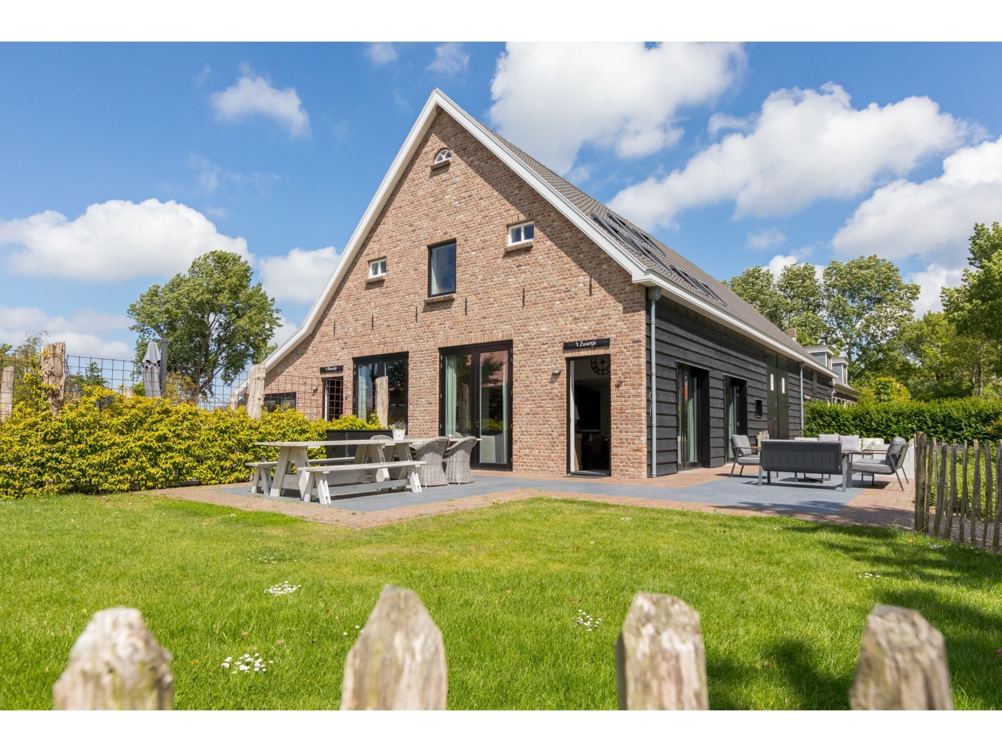 De buitenkant van Familiehuis - Lepelstraat 18AB  Vrouwenpolder in Vrouwenpolder