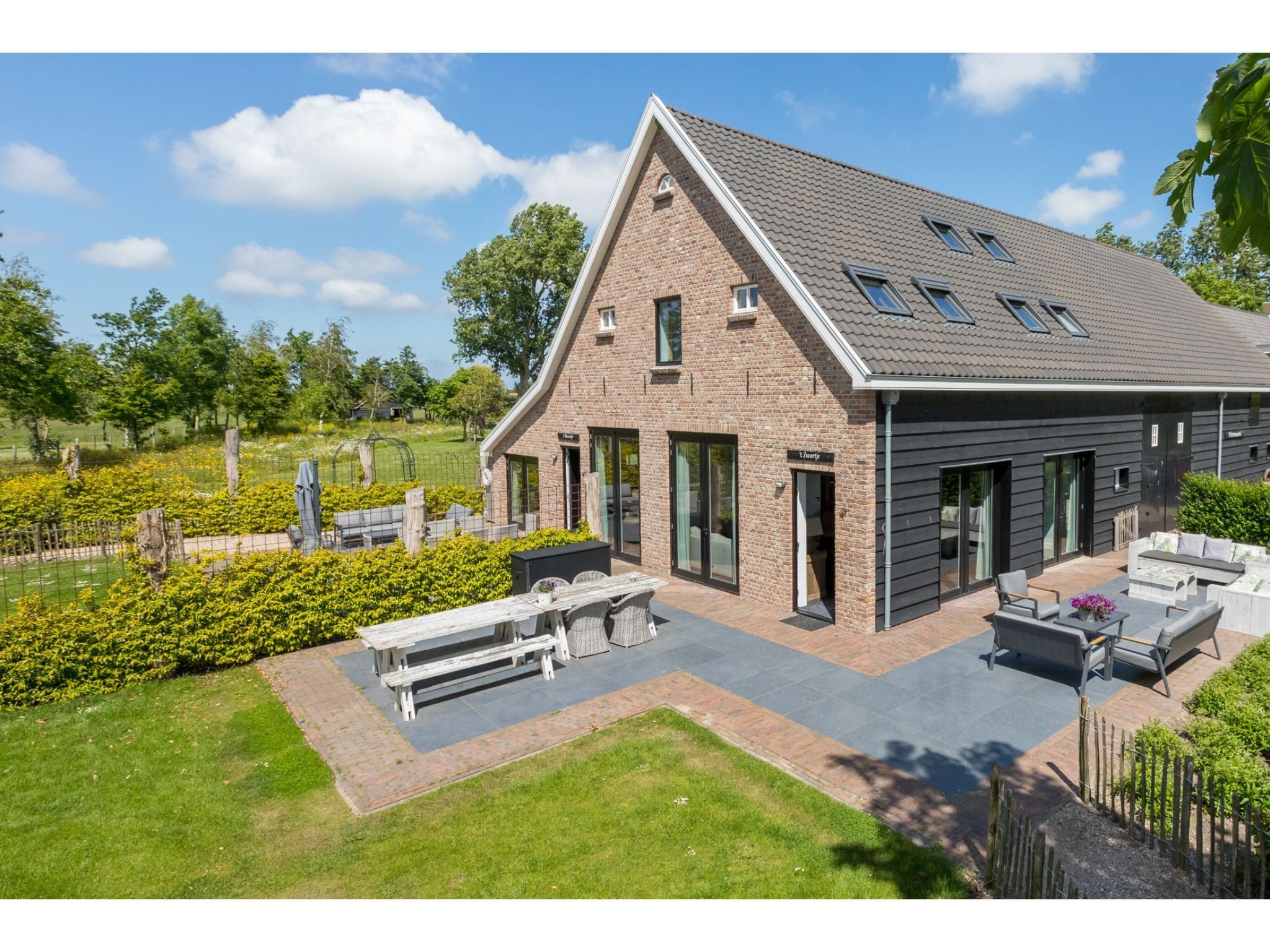 De buitenkant van Familiehuis - Lepelstraat 18AB  Vrouwenpolder in Vrouwenpolder