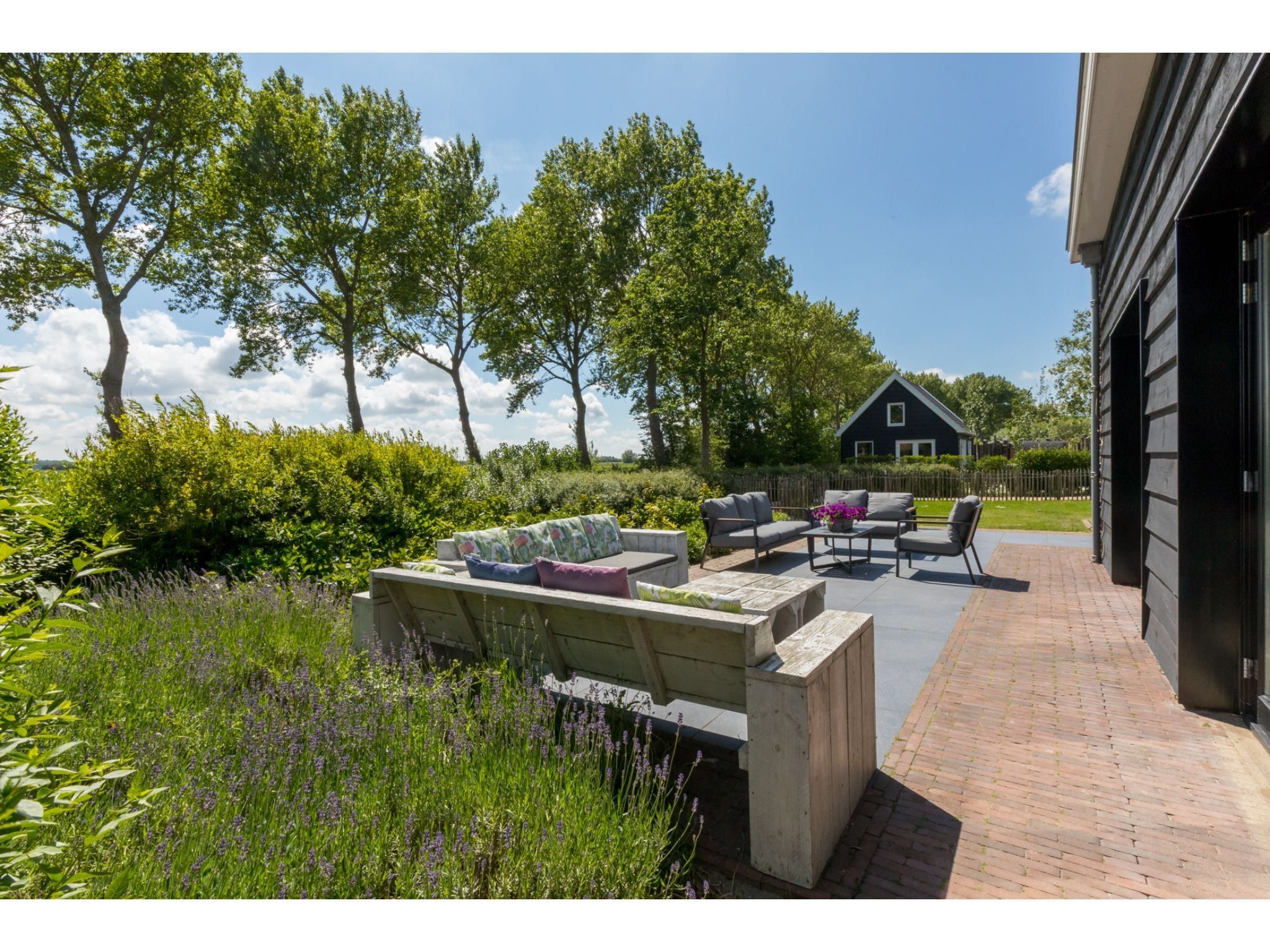 Het terras van Familiehuis - Lepelstraat 18AB  Vrouwenpolder in Vrouwenpolder