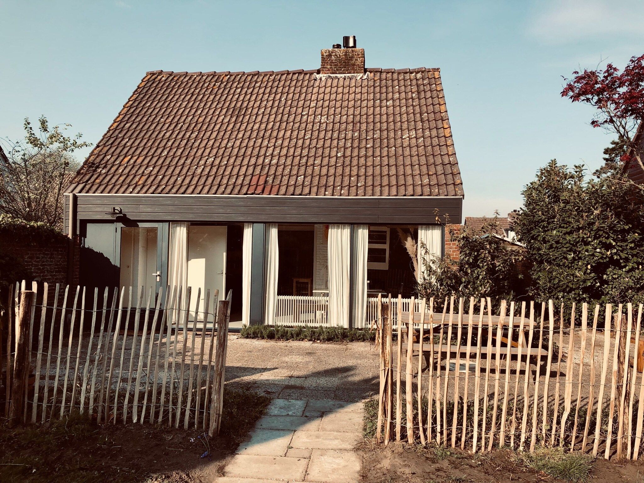 De buitenkant van June's Cabin in Noordwijkerhout