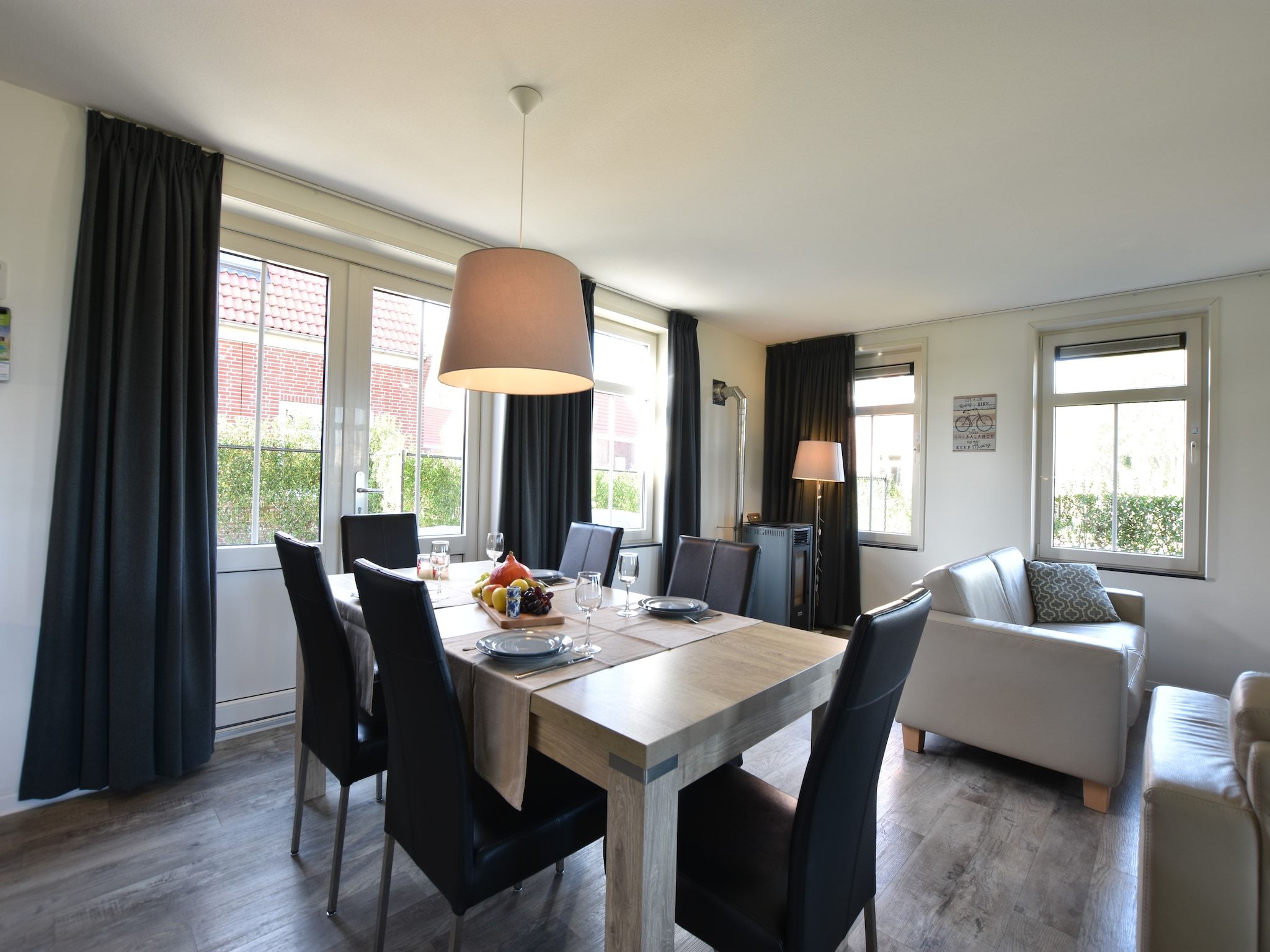 De eetkamer van Krokus 10 in Breskens
