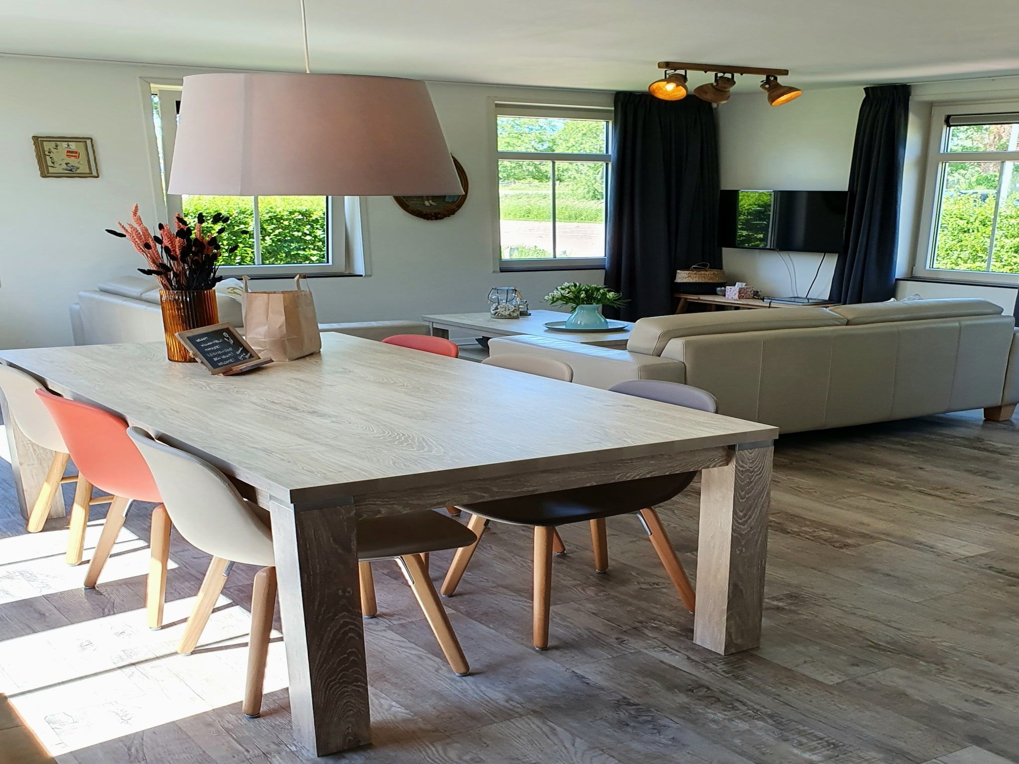 De eetkamer van Krokus 10 in Breskens
