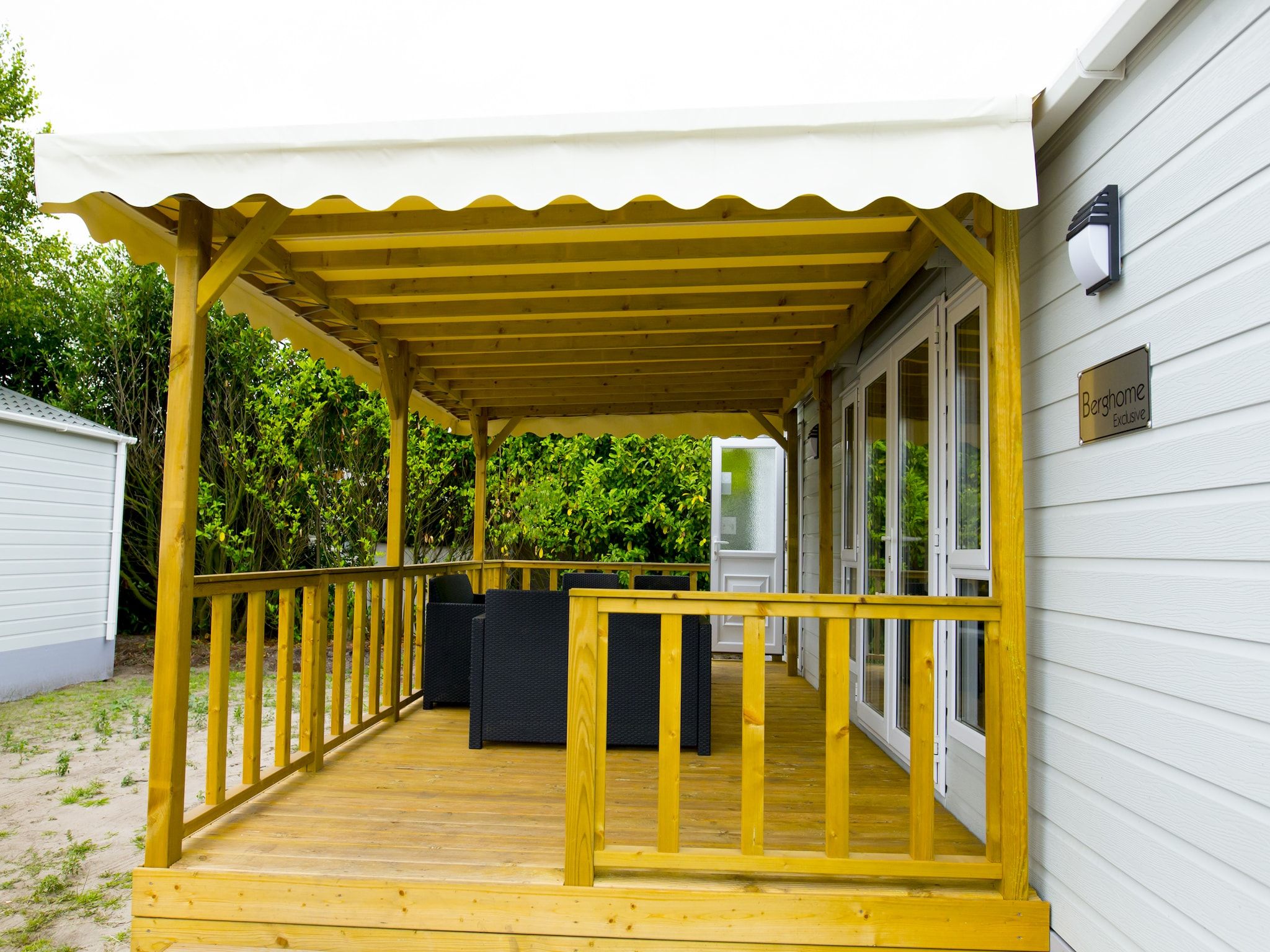 Het terras van Recreatiepark Duinhoeve 13 in Udenhout
