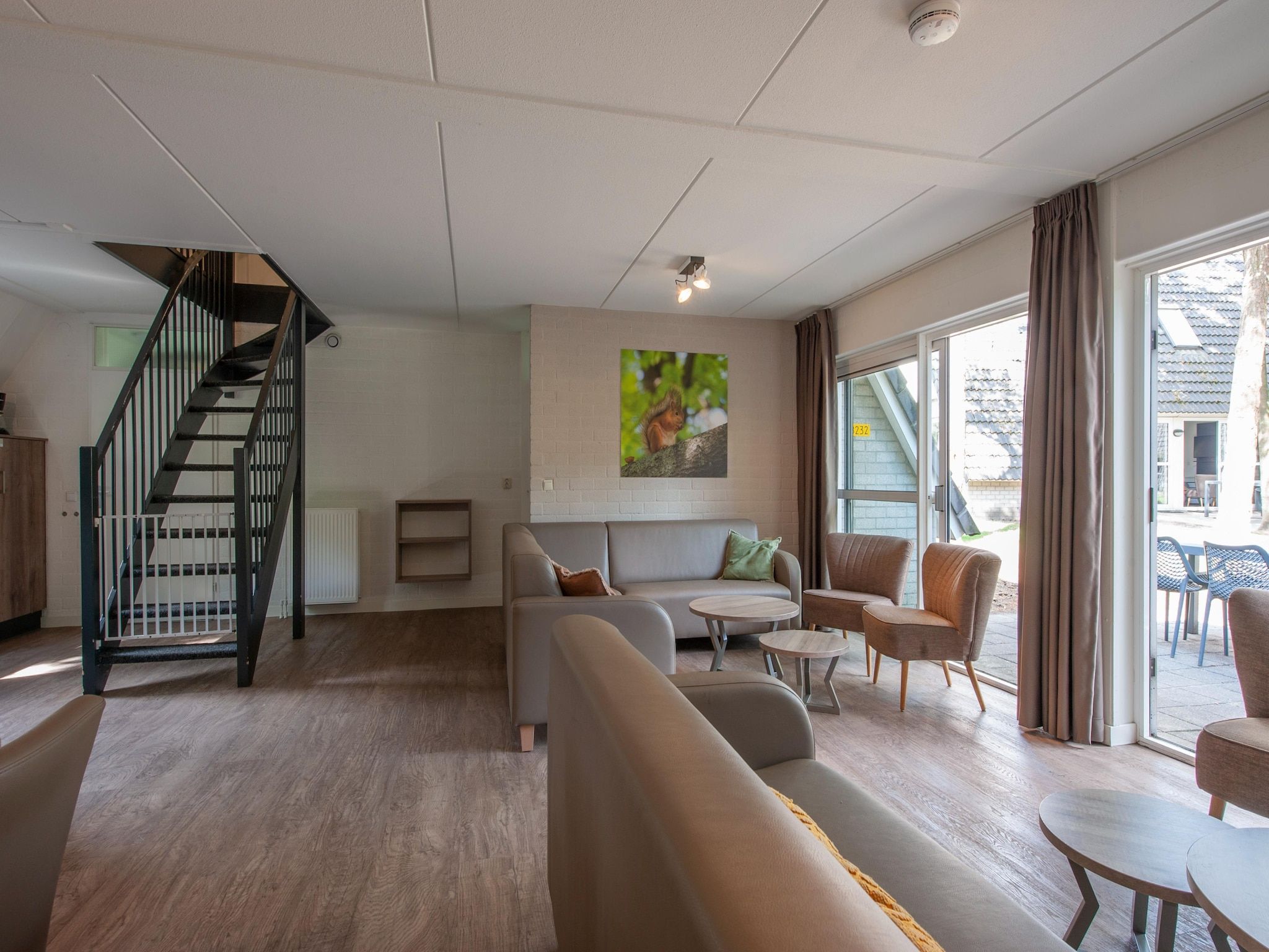 De woonkamer van Vakantiepark de Katjeskelder 10 in Oosterhout