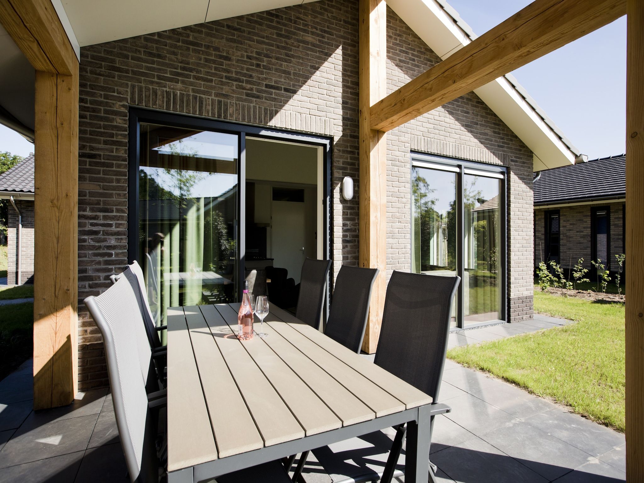 Het terras van Landgoed De IJsvogel 7 in Voorthuizen
