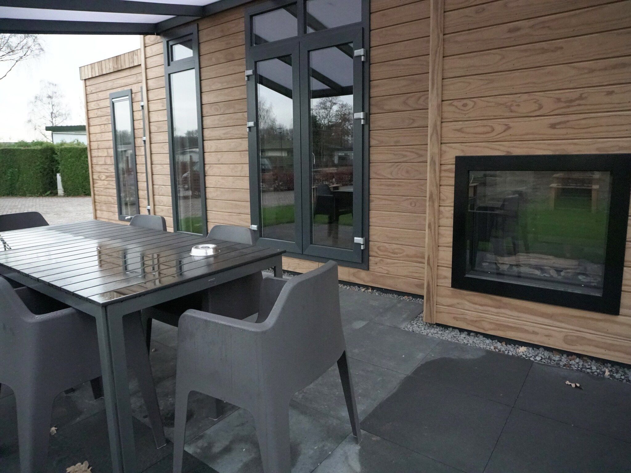 Het terras van Recreatiepark de Boshoek 21 in Voorthuizen