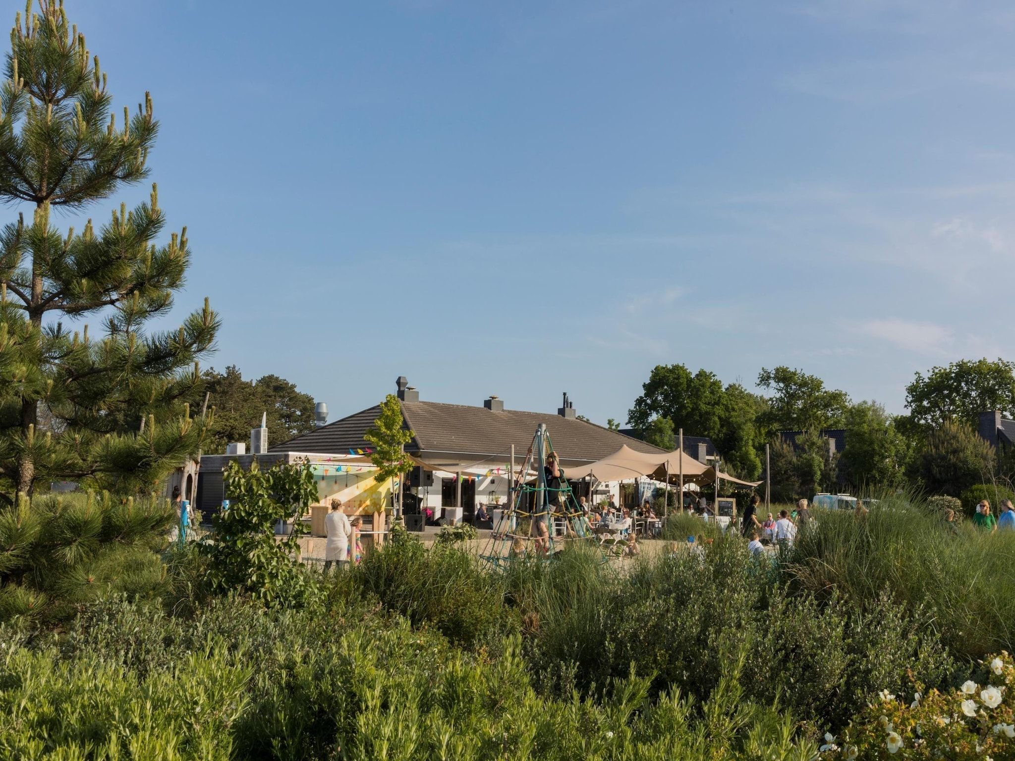 De tuin van Strandpark Duynhille 3 in Ouddorp