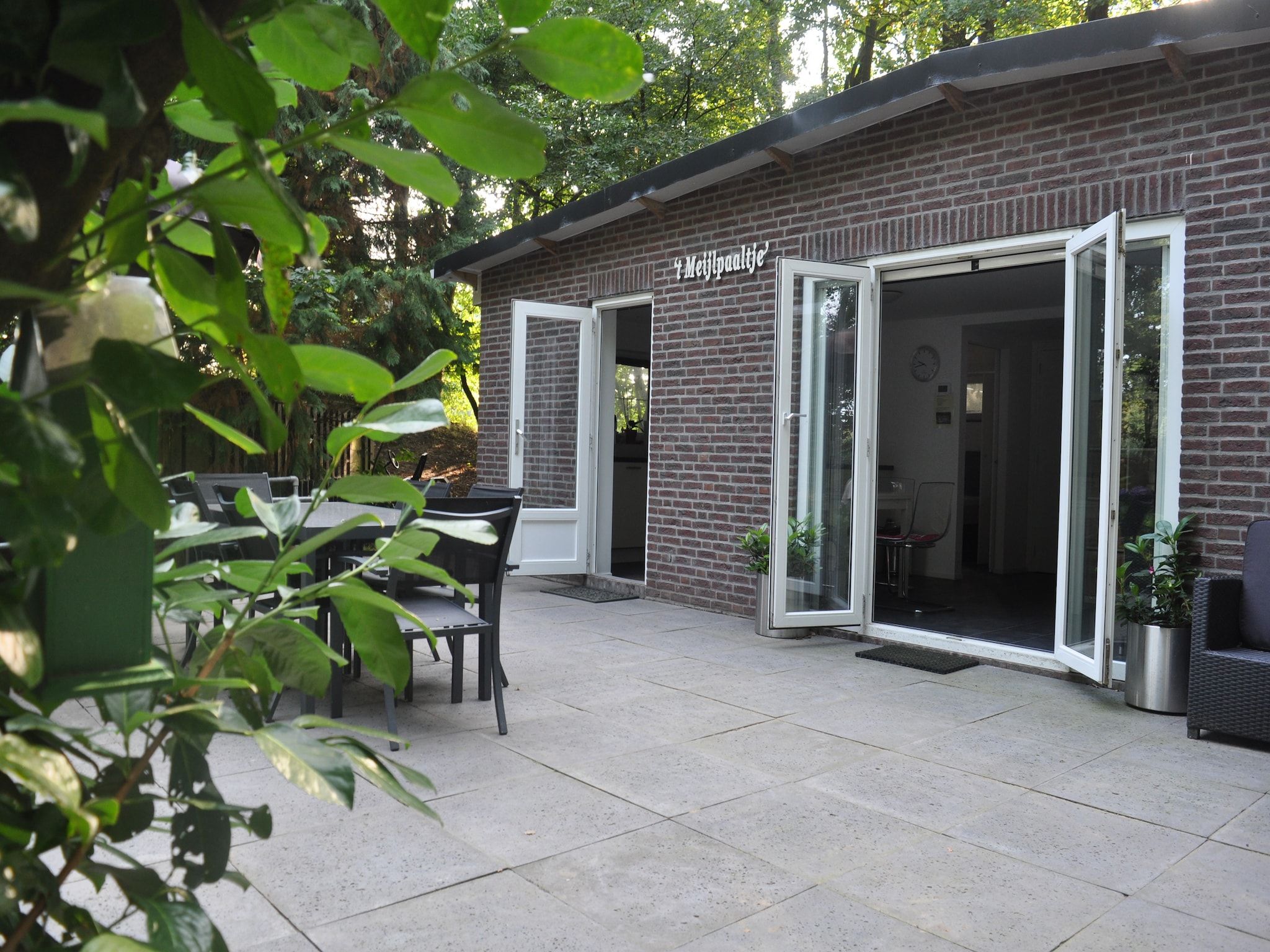 Het terras van Dorpswoning In het Bos in Leende